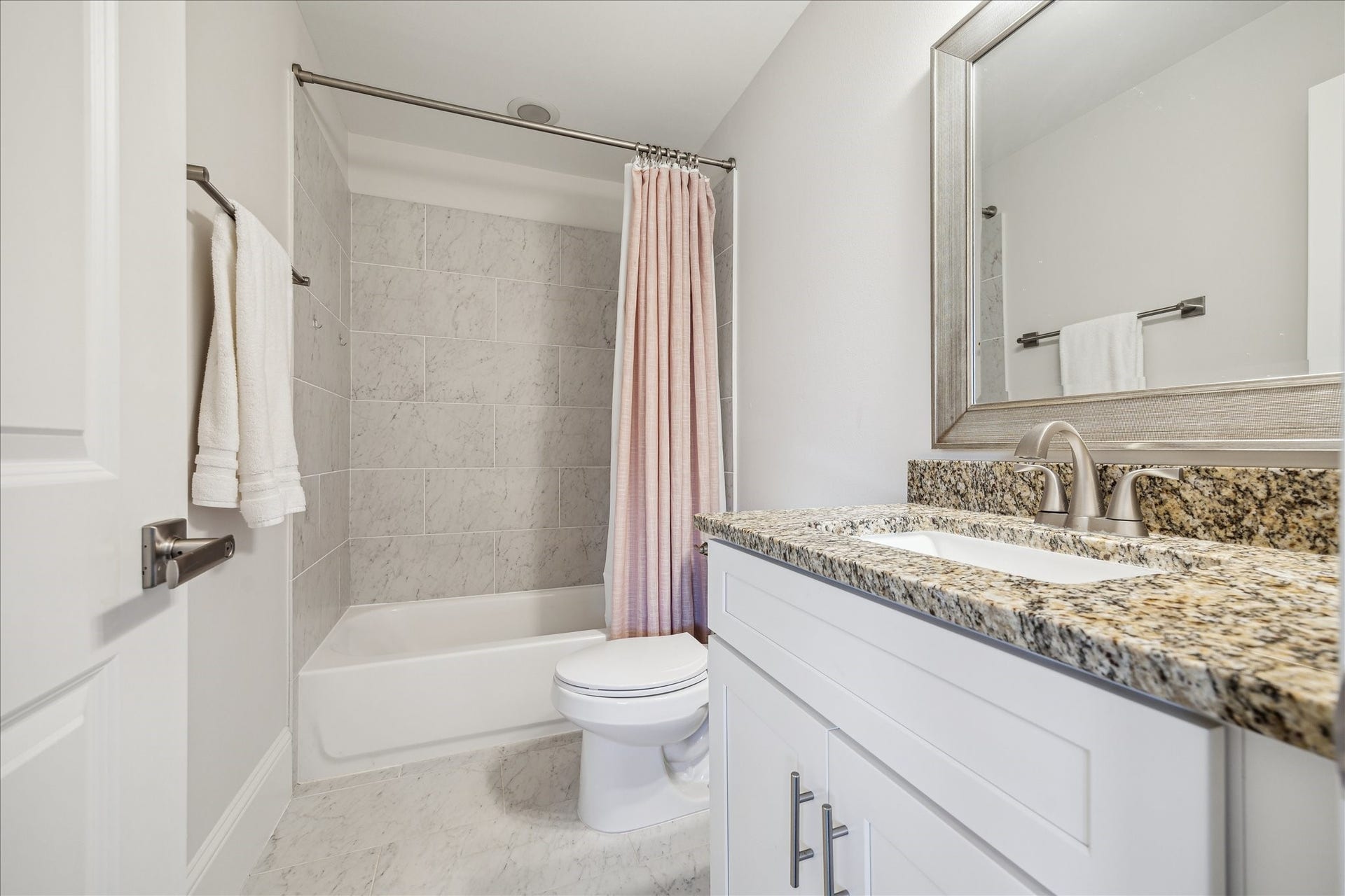 1230 W 25th Street, #B, Houston, TX 77008 En suite bathroom for your secondary bedroom