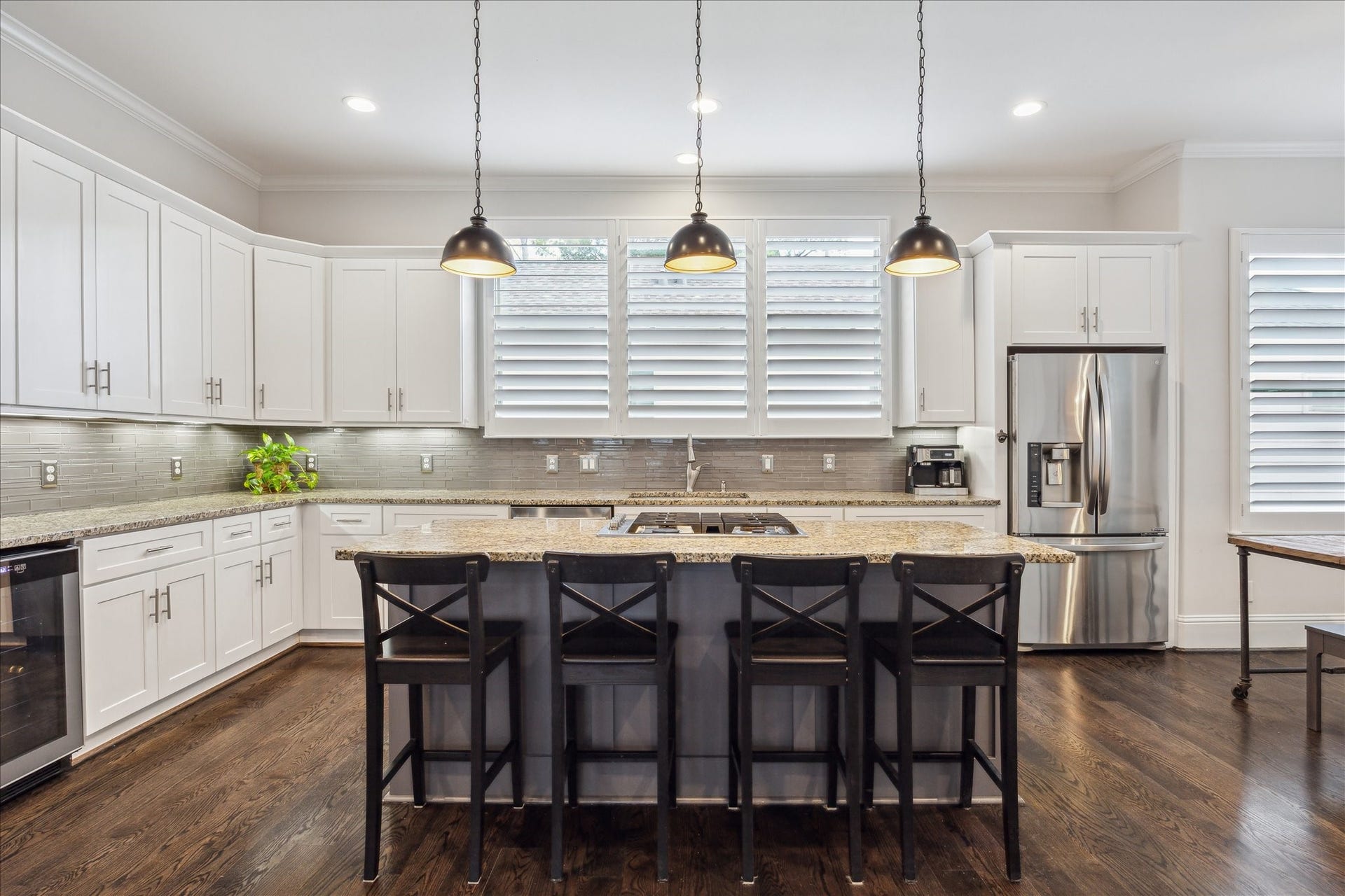 1230 W 25th Street, #B, Houston, TX 77008 A large island completes the space
