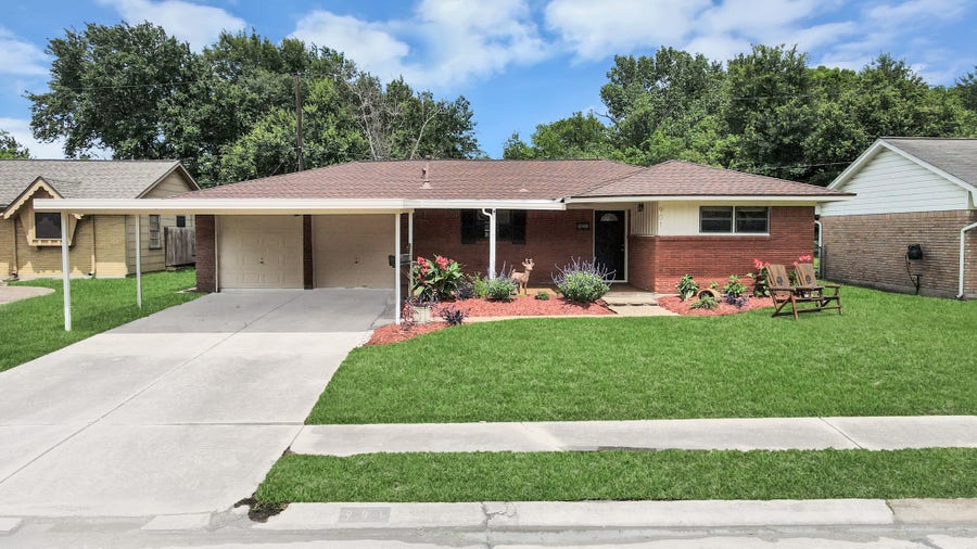 Property photo for 901 Alyse Street, Deer Park, TX