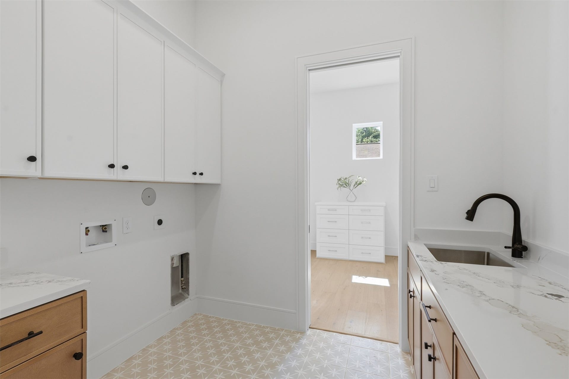 8021 Turquoise Lane, Houston, TX 77055 Well-appointed laundry room with sink and storage