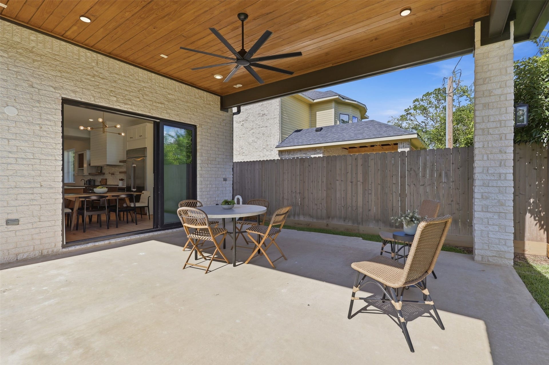 8021 Turquoise Lane, Houston, TX 77055 Covered patio