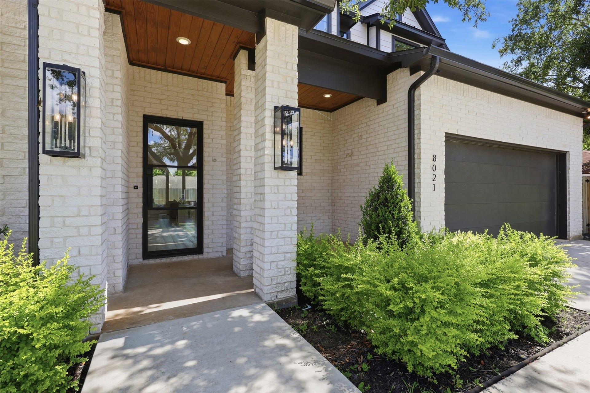 8021 Turquoise Lane, Houston, TX 77055 Step inside this incredible Versailles Custom Homes.