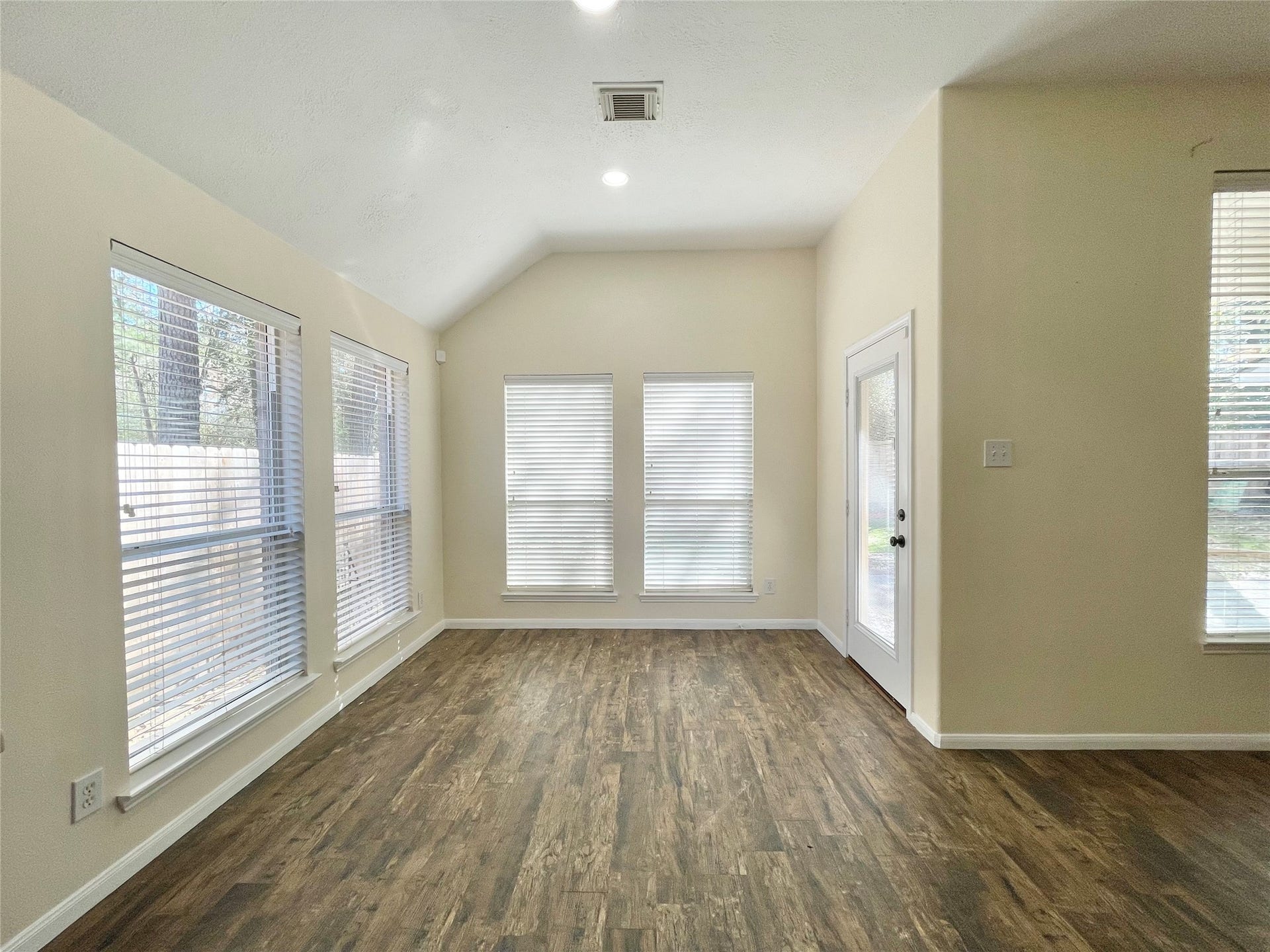 90 N Creekmist Place, The Woodlands, TX 77385 Breakfast Room