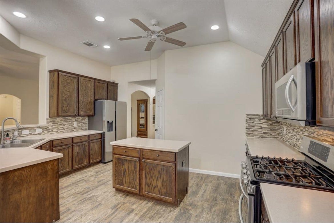 90 N Creekmist Place, The Woodlands, TX 77385 Plenty of cabinets & counter space here!