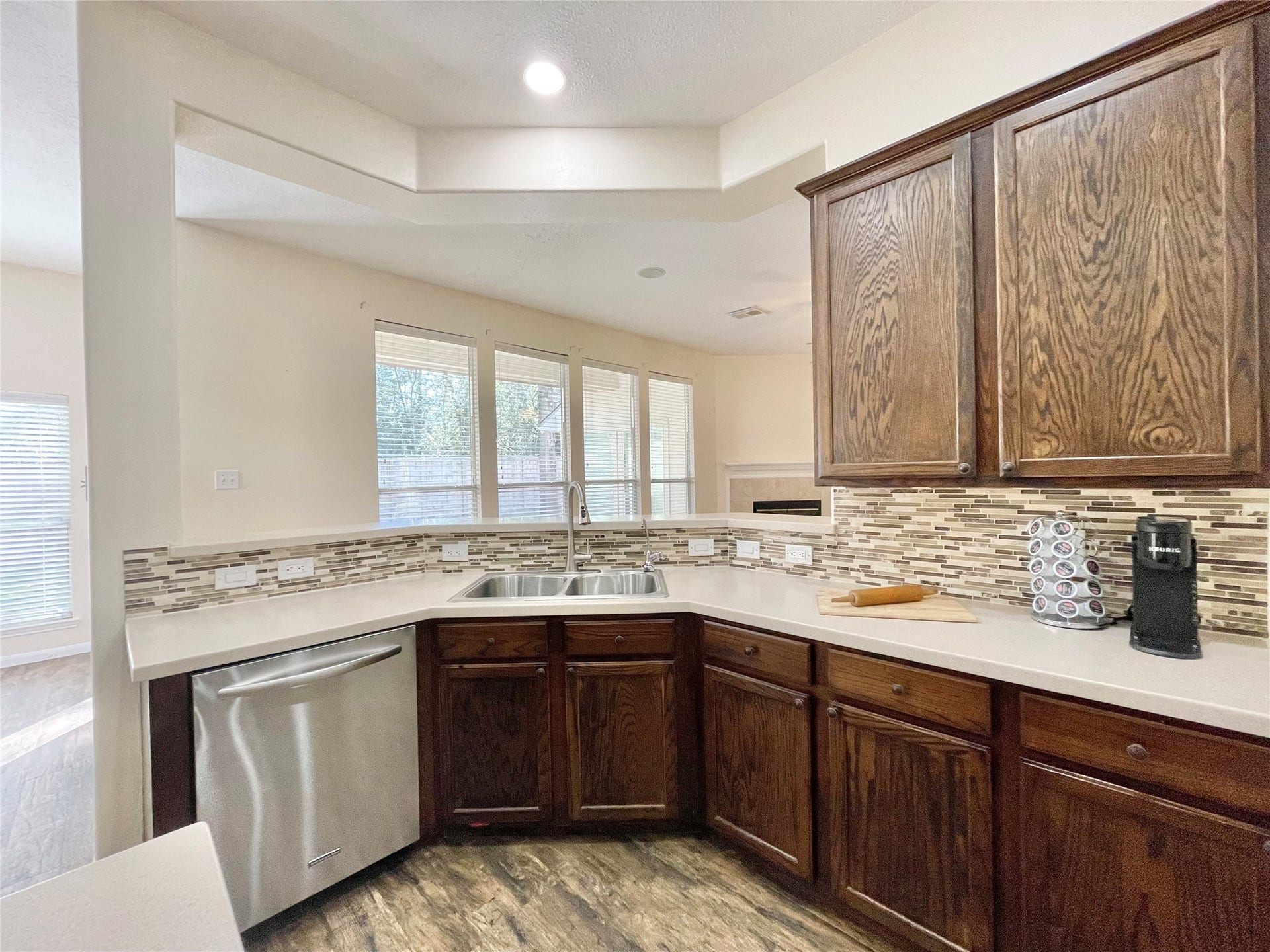 90 N Creekmist Place, The Woodlands, TX 77385 COMES WITH REFRIGERATOR!!!