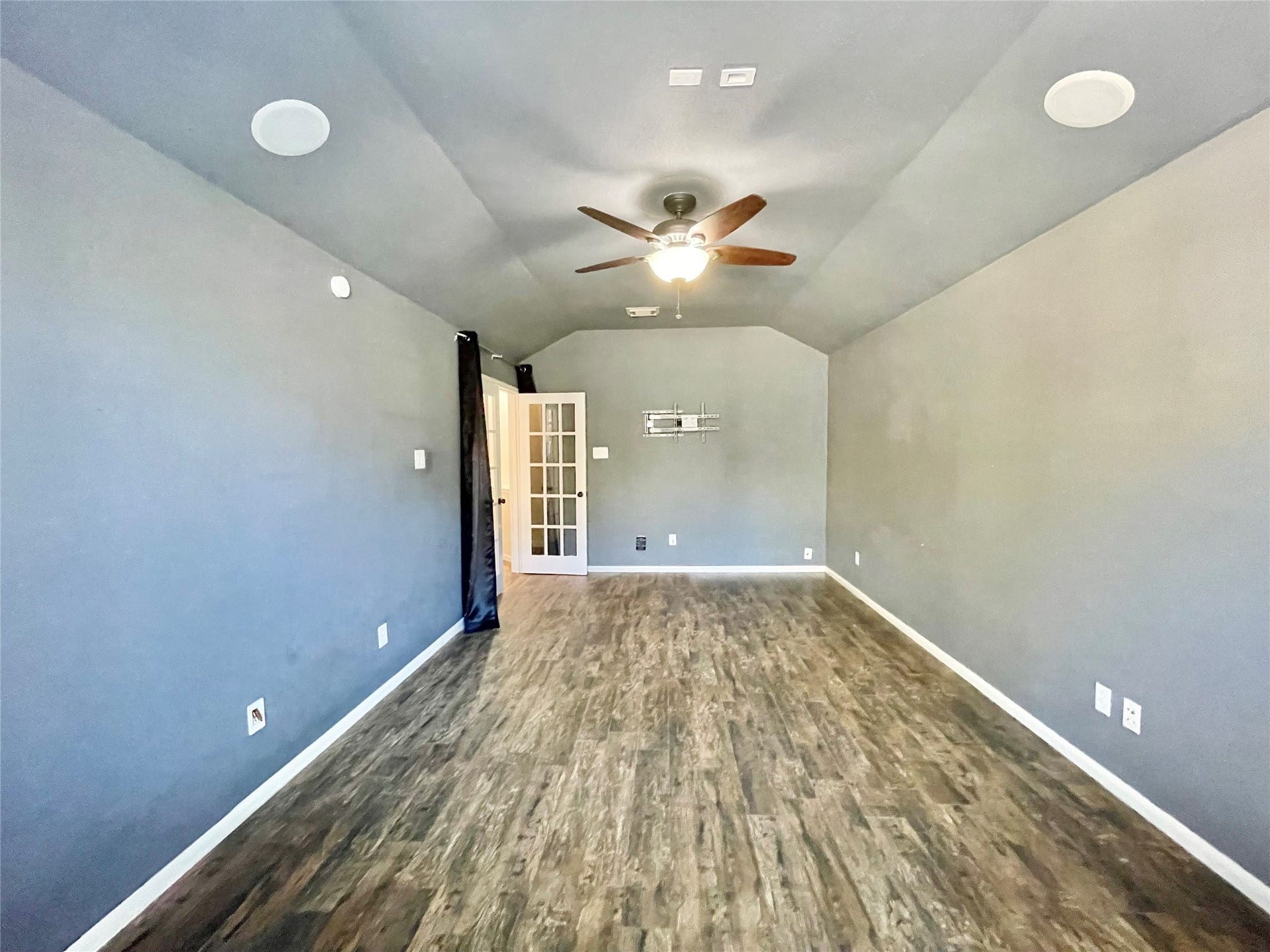 90 N Creekmist Place, The Woodlands, TX 77385 This extra room is perfect as a home office, playroom, bedroom or theater room. It was recently repainted white and also works as a bedroom.