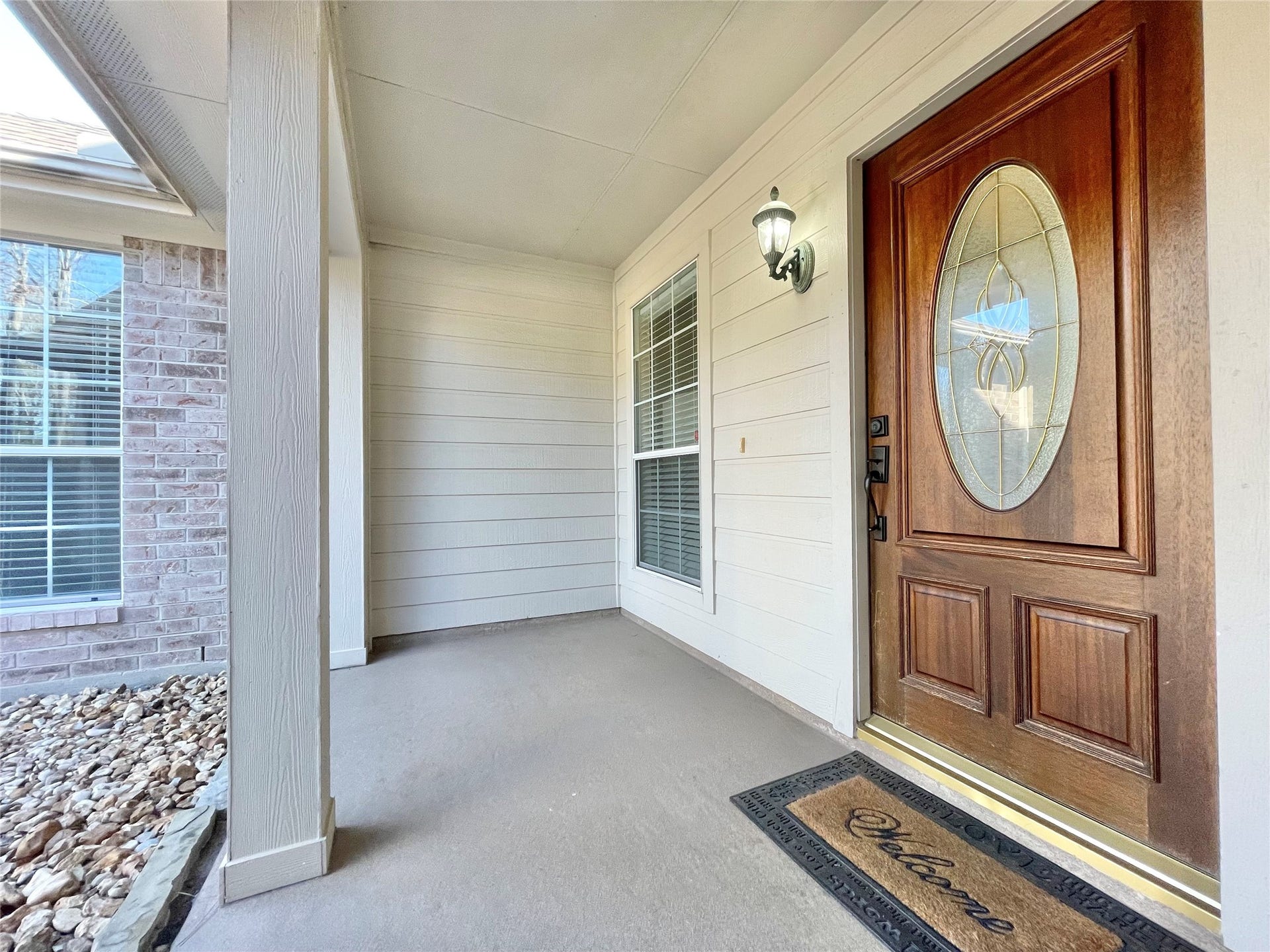 90 N Creekmist Place, The Woodlands, TX 77385 Covered front porch at the entry