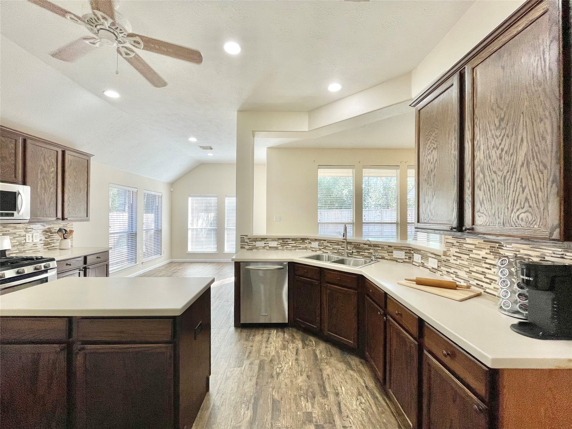 90 N Creekmist Place, The Woodlands, TX 77385 New Stainless Steel Appliances
