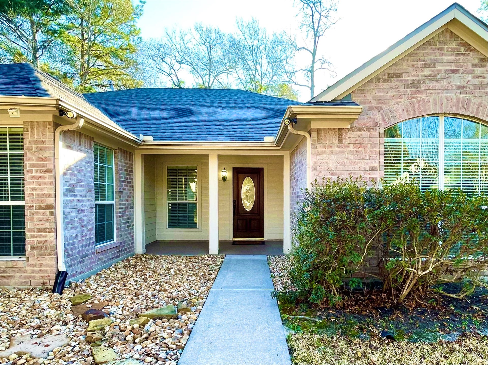 90 N Creekmist Place, The Woodlands, TX 77385 Easy maintenance lawn with luxury landscaping