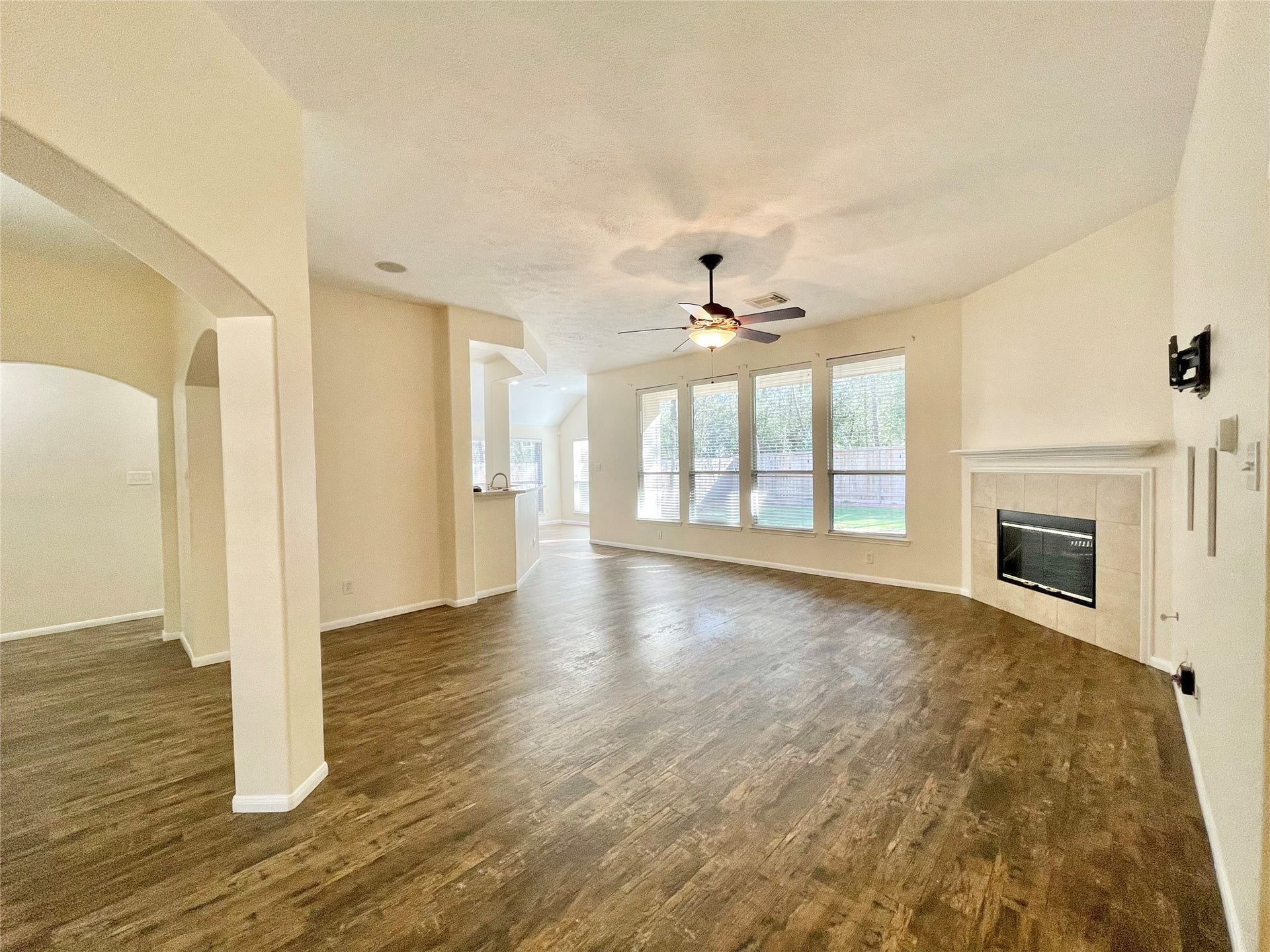 90 N Creekmist Place, The Woodlands, TX 77385 Family room connects to kitchen and breakfast room