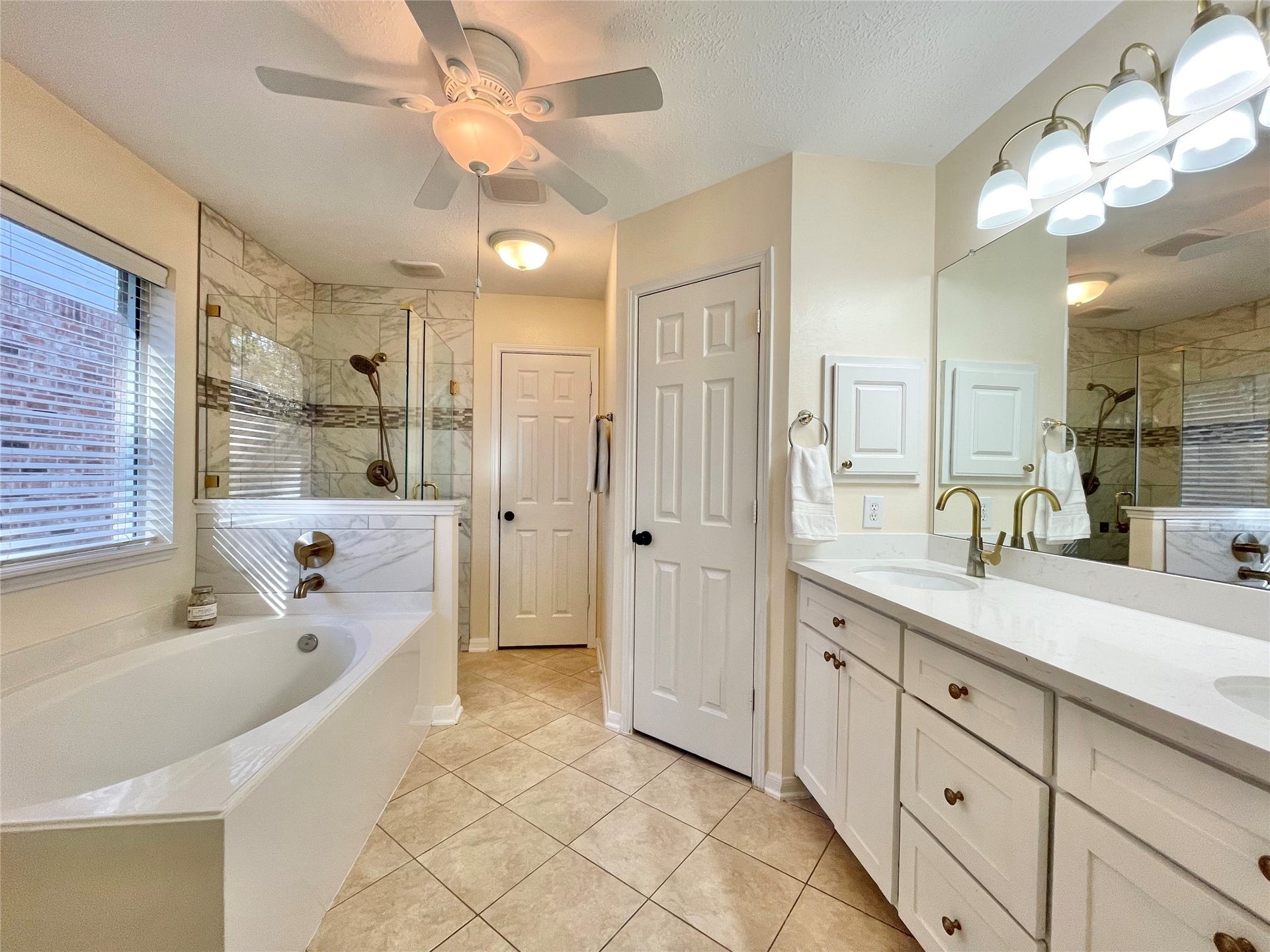 90 N Creekmist Place, The Woodlands, TX 77385 Primary Bathroom