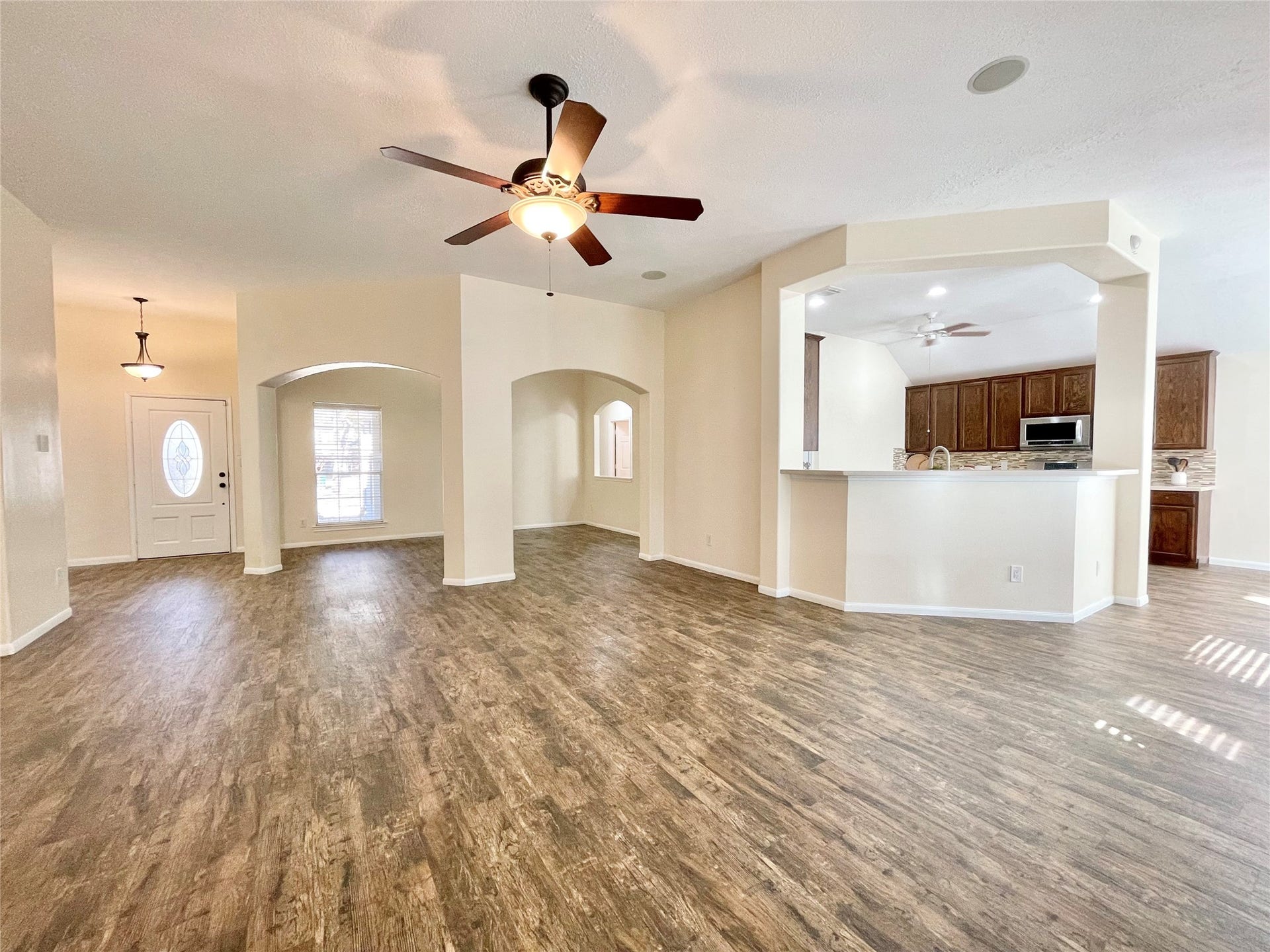 90 N Creekmist Place, The Woodlands, TX 77385 Dine-in seating at this kitchen bar