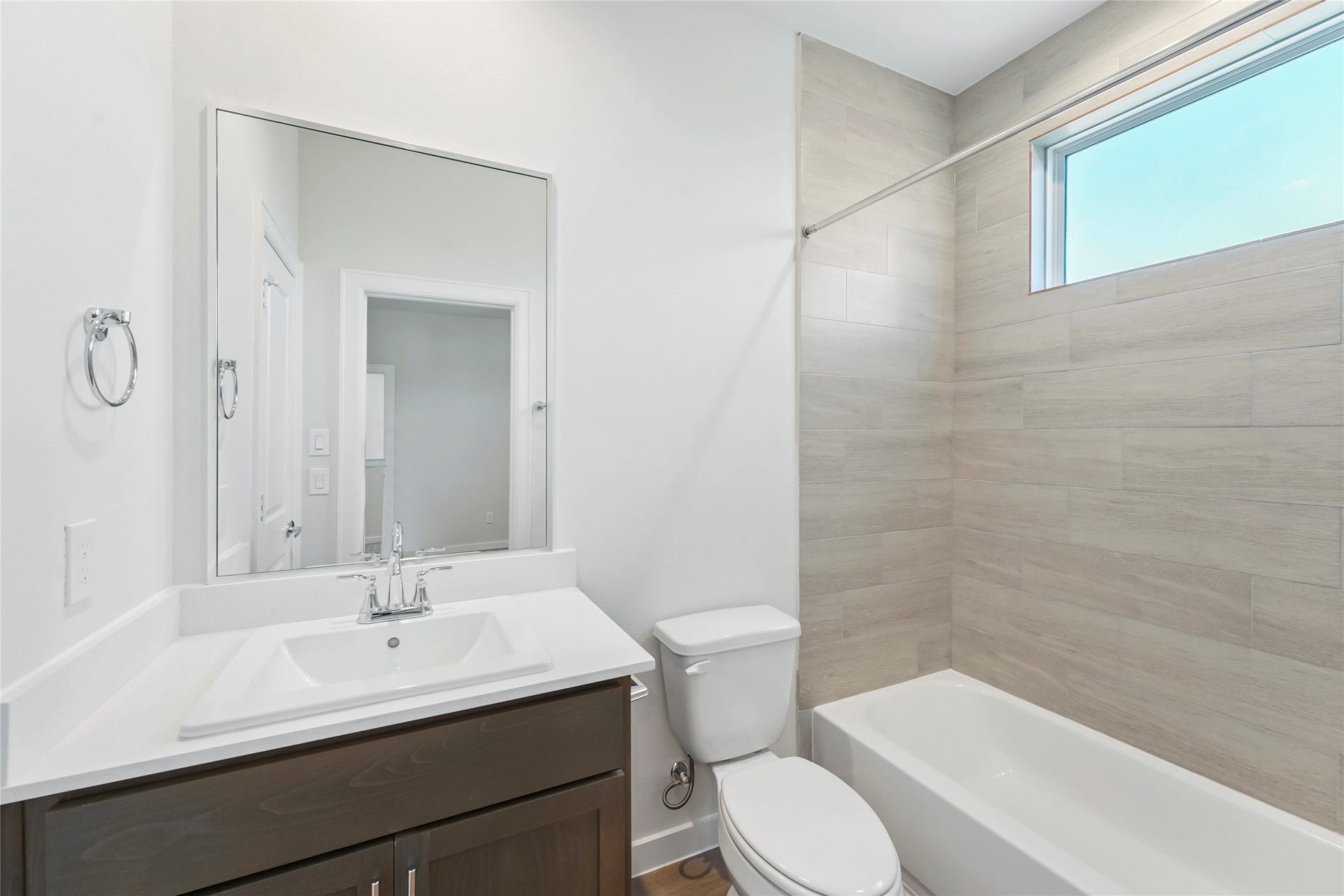 1013 Erin Street, #V, Houston, TX 77009 Secondary Full Bathroom 3rd Floor