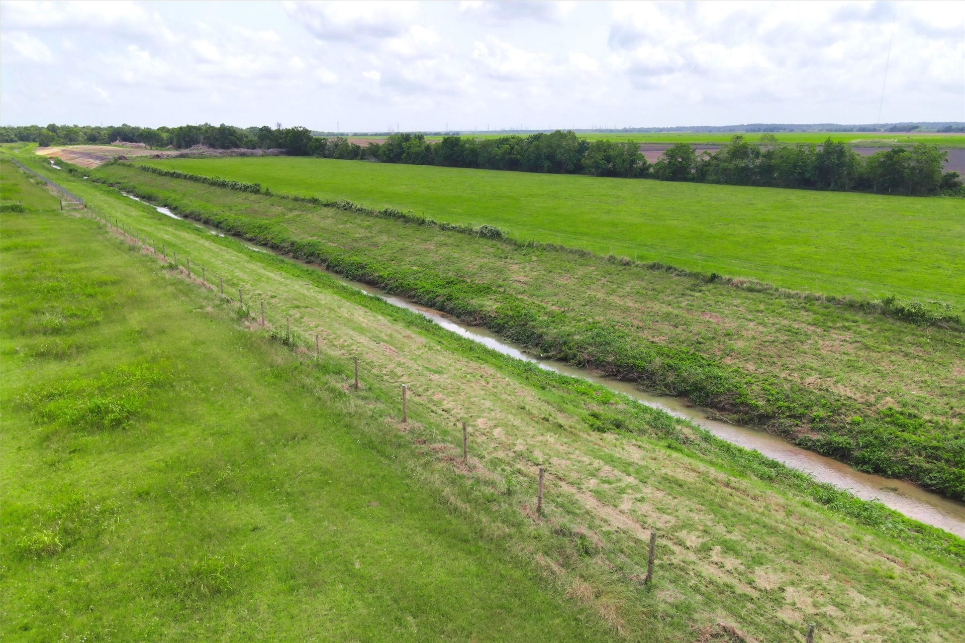 8007 County Road 170, Alvin, TX 77511 8007 County Road 170, Alvin, TX 77511