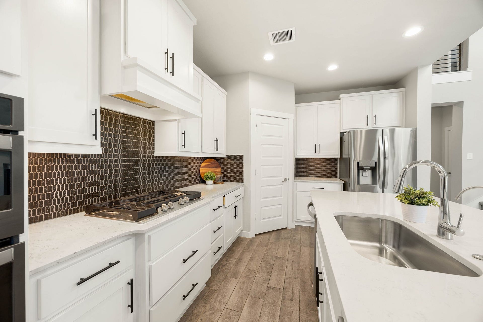 3815 Favor Forest Court, Katy, TX 77494 The gas cooktop and eye-catching tile backsplash bring both style and everyday function to this well-equipped kitchen.