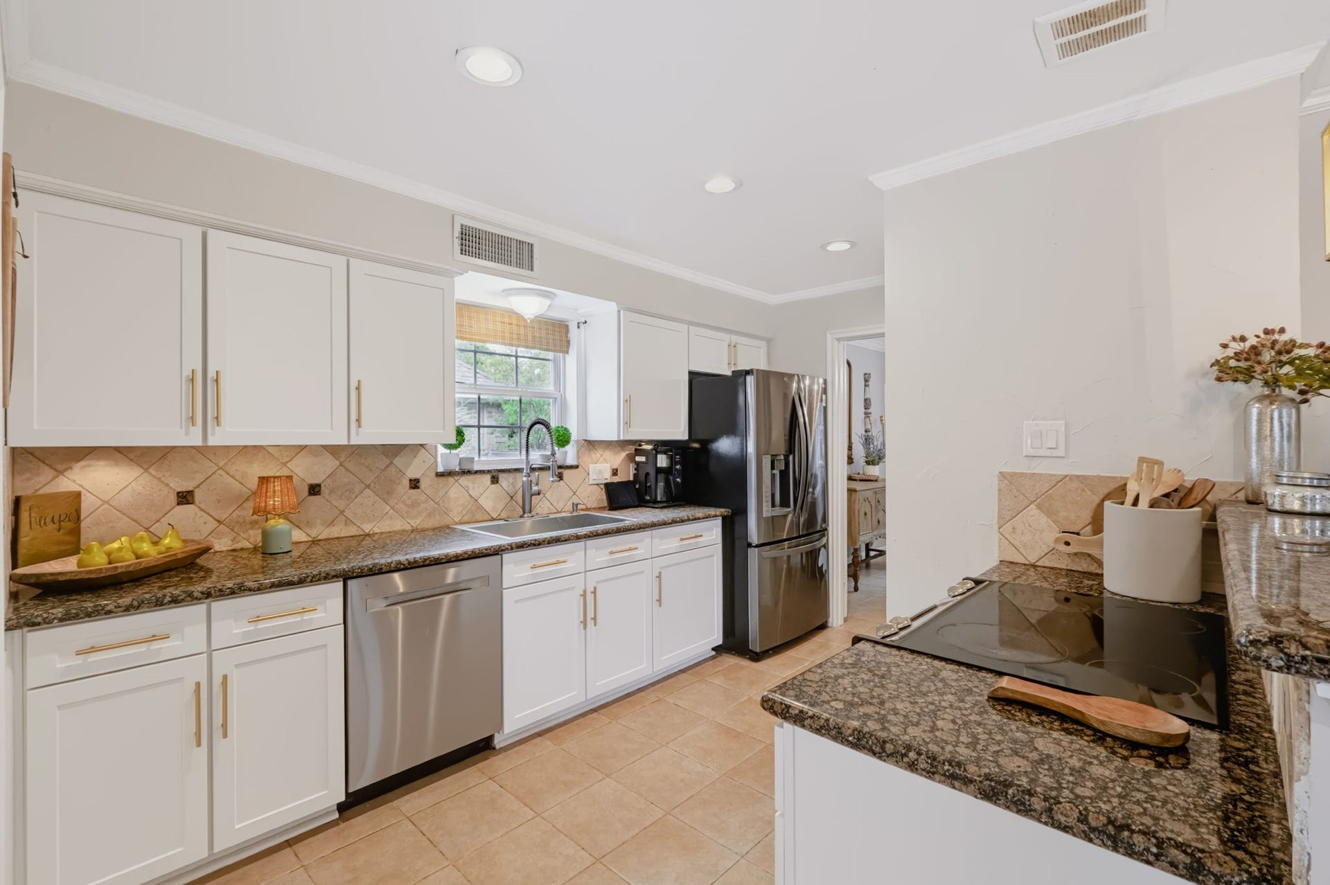 3507 Rolling Green Lane, Missouri City, TX 77459 Spacious kitchen offering extensive upper and lower cabinetry, generous preparation surfaces, and a practical layout designed for everyday cooking and entertaining.