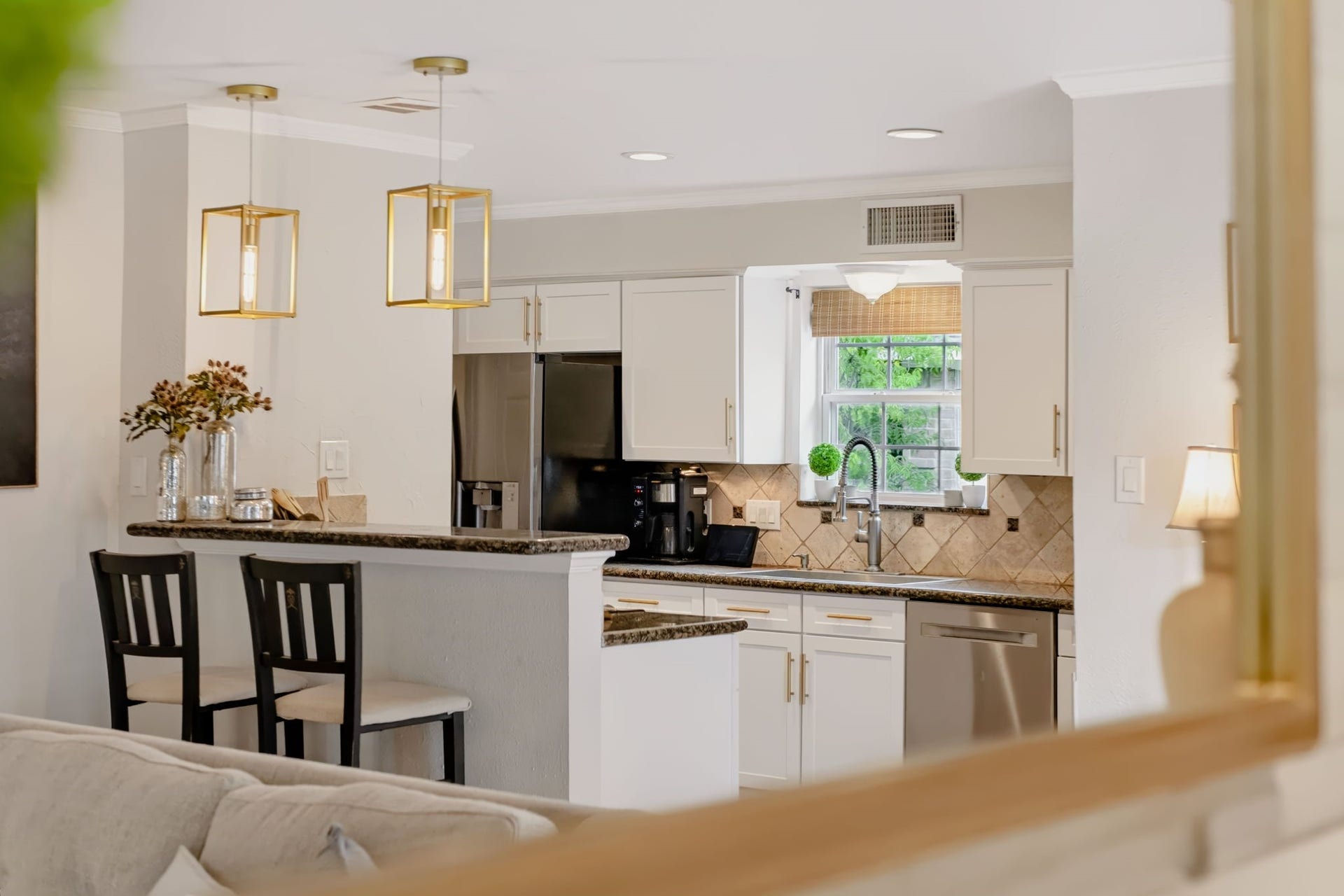3507 Rolling Green Lane, Missouri City, TX 77459 Bright kitchen with a convenient breakfast bar and generous cabinetry.
