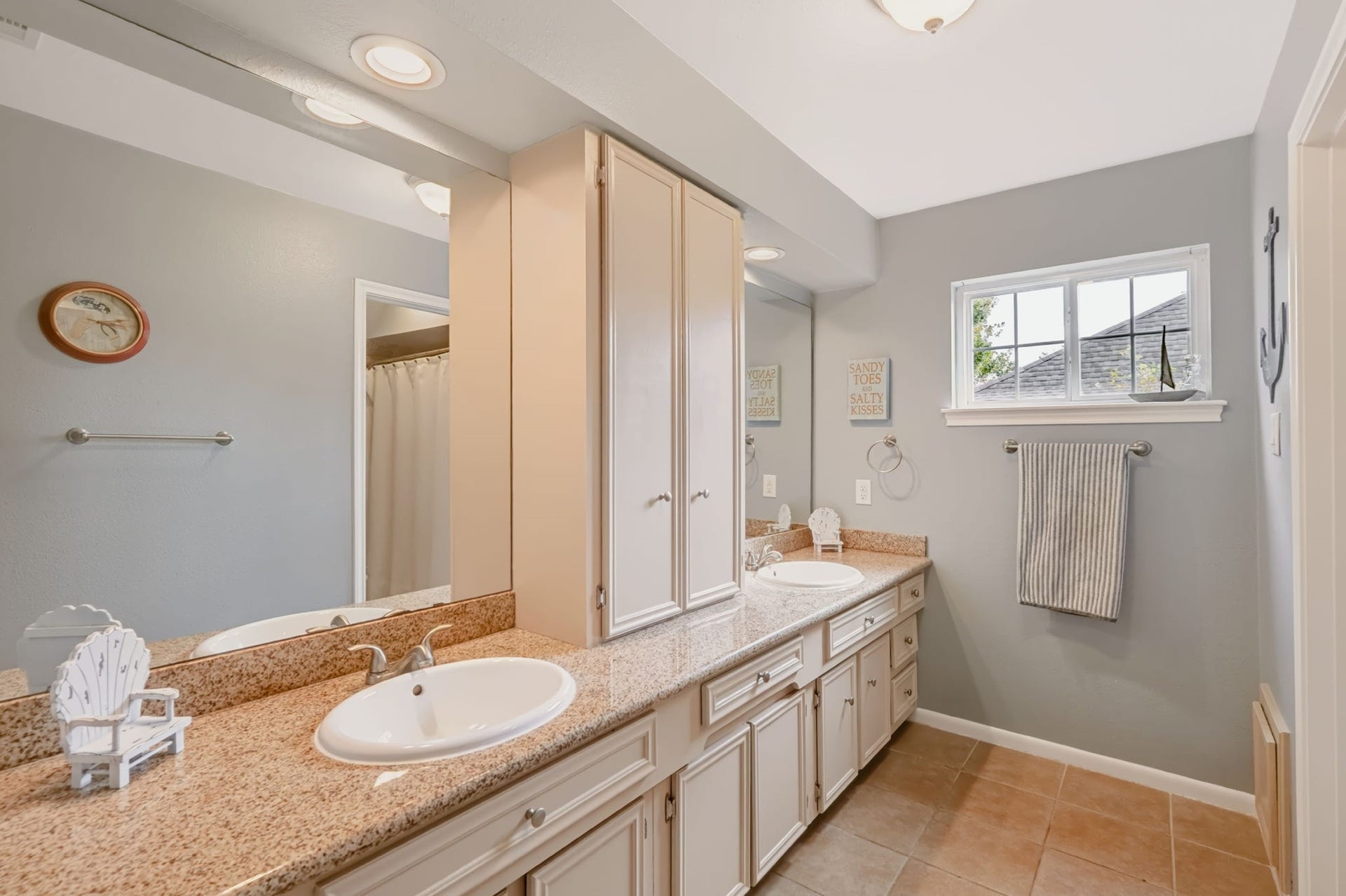 3507 Rolling Green Lane, Missouri City, TX 77459 Full bathroom with an extended vanity and shower/tub combination.