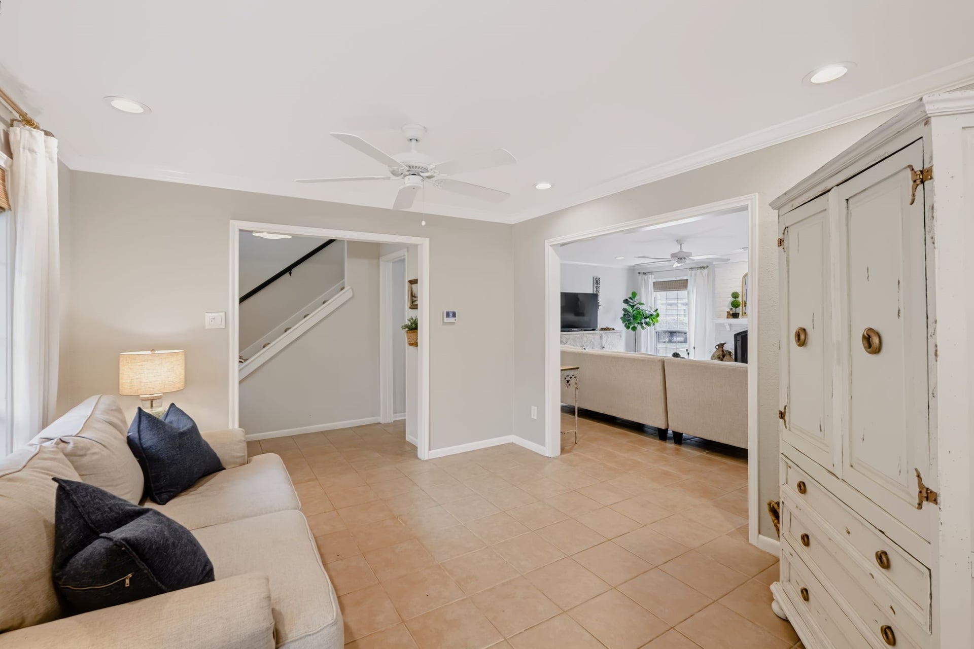 3507 Rolling Green Lane, Missouri City, TX 77459 Open interior layout with easy flow between adjoining spaces.