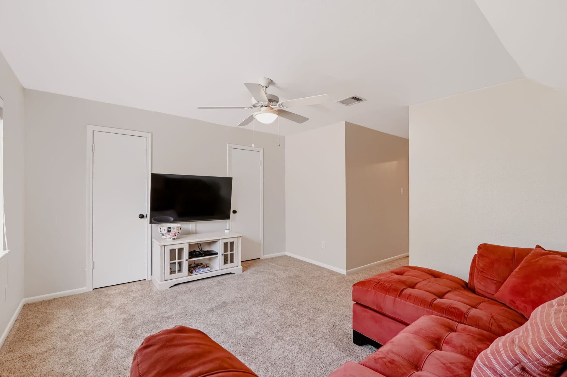 3507 Rolling Green Lane, Missouri City, TX 77459 Versatile bonus room offering ample space for recreation or entertainment.