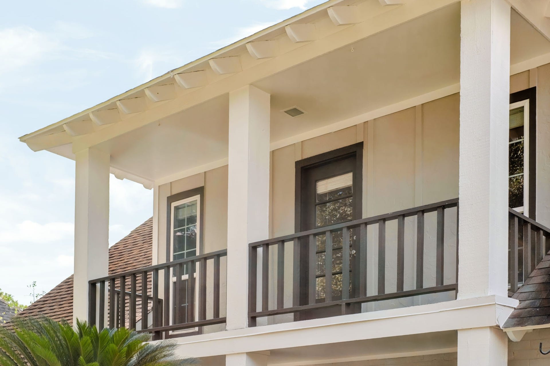 3507 Rolling Green Lane, Missouri City, TX 77459 Upper-level balcony overlooking the front grounds, complemented by recently painted exterior surfaces and new Hardie plank siding.
