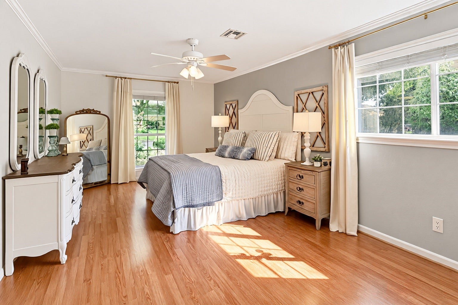 3507 Rolling Green Lane, Missouri City, TX 77459 Inviting first-floor primary suite featuring beautiful flooring, abundant natural light, a ceiling fan, and generous space for comfortable furnishings.