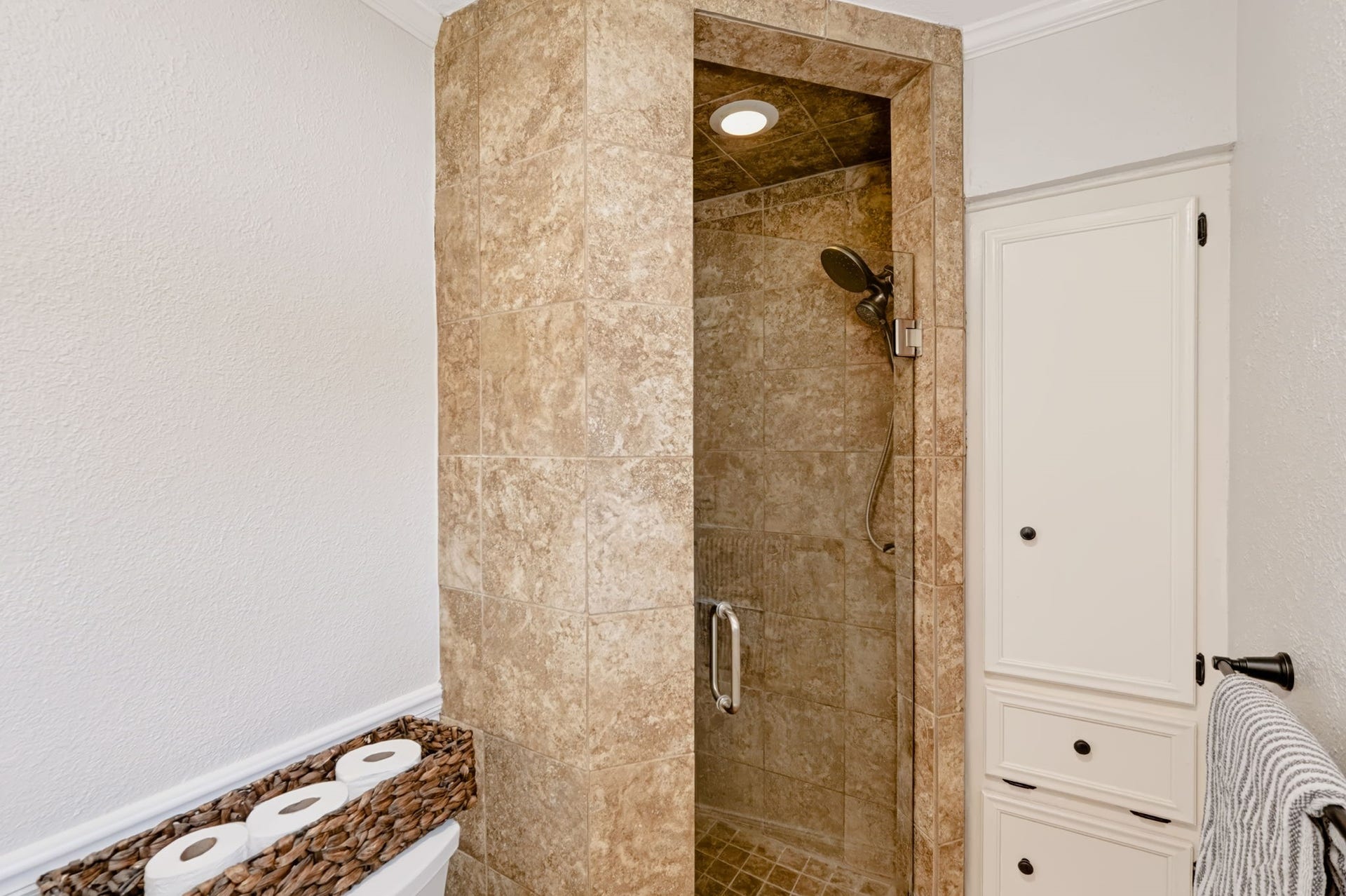 3507 Rolling Green Lane, Missouri City, TX 77459 Walk-in shower with floor-to-ceiling tilework and a built-in niche.
