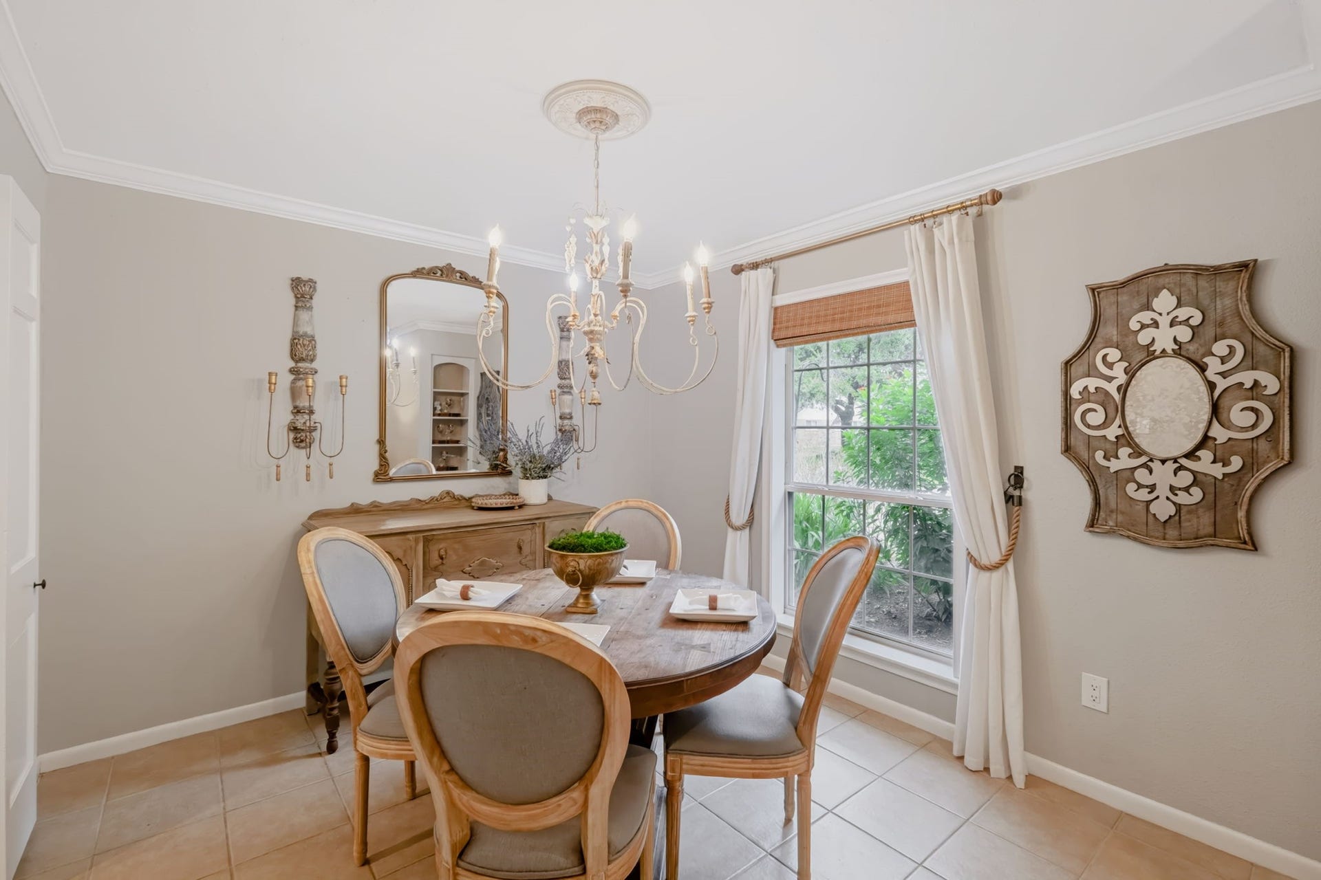 3507 Rolling Green Lane, Missouri City, TX 77459 Dining area with direct access to the outdoor space and a stunning light fixture.