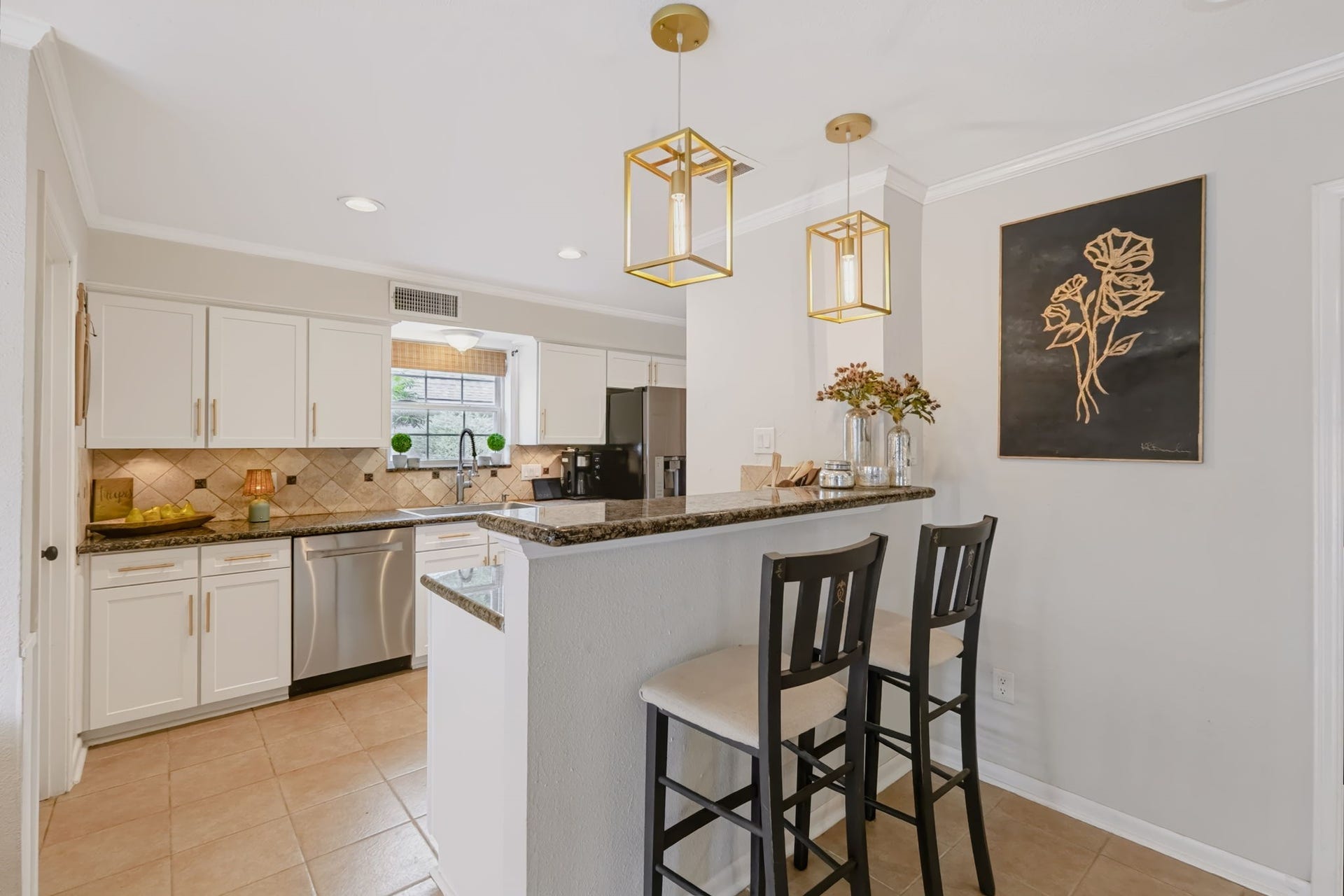3507 Rolling Green Lane, Missouri City, TX 77459 Functional kitchen featuring a convenient breakfast bar, generous countertop workspace, abundant cabinetry, and an easy connection to the adjoining dining area.