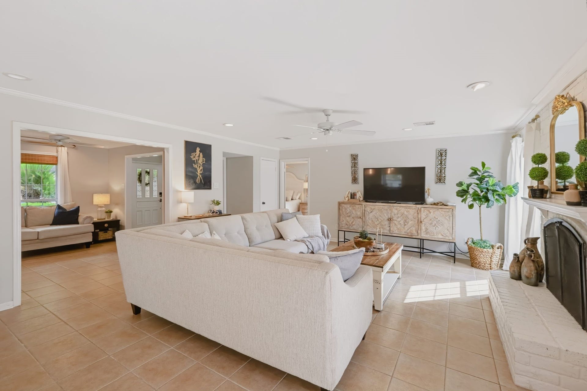 3507 Rolling Green Lane, Missouri City, TX 77459 Expansive common area featuring fresh interior paint, updated LED lighting, and a versatile layout that seamlessly connects the home's gathering spaces.