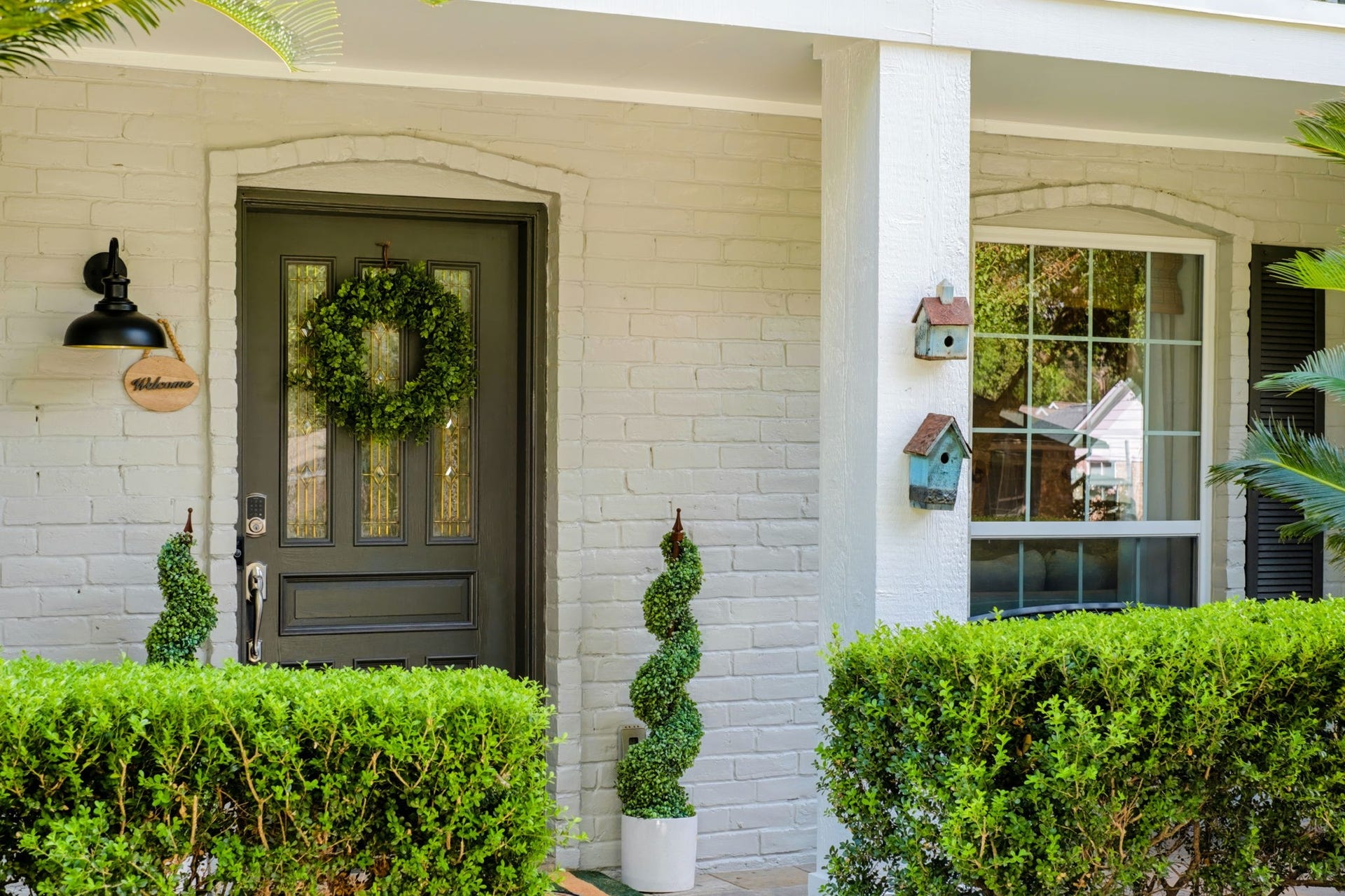 3507 Rolling Green Lane, Missouri City, TX 77459 Covered front entry framed by neatly maintained landscaping.