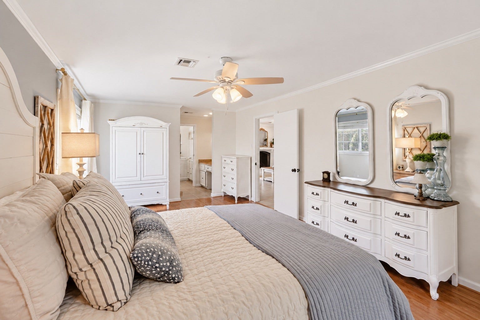 3507 Rolling Green Lane, Missouri City, TX 77459 Spacious bedroom with abundant natural light.