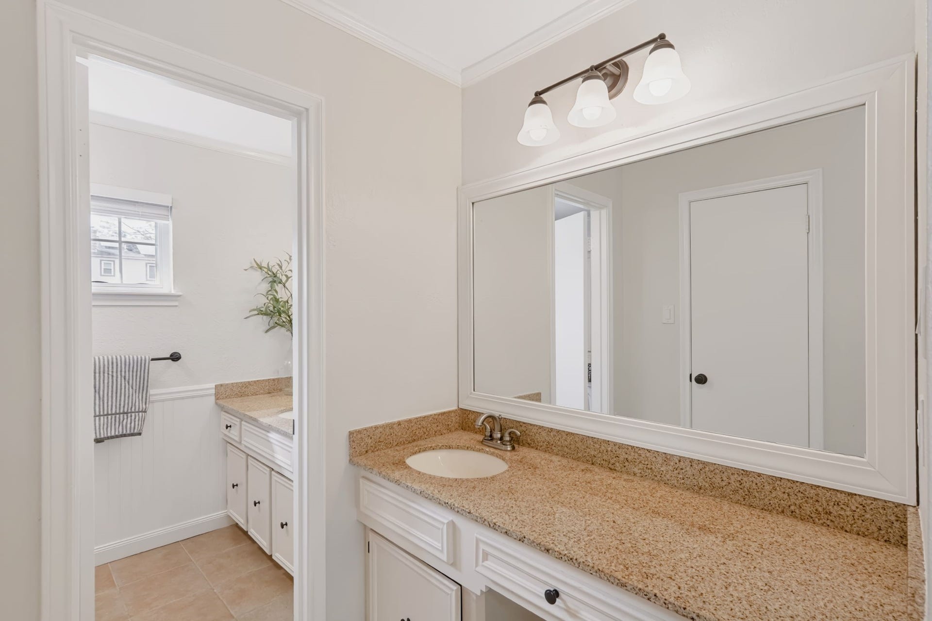 3507 Rolling Green Lane, Missouri City, TX 77459 Primary bathroom vanity area with generous counter space.