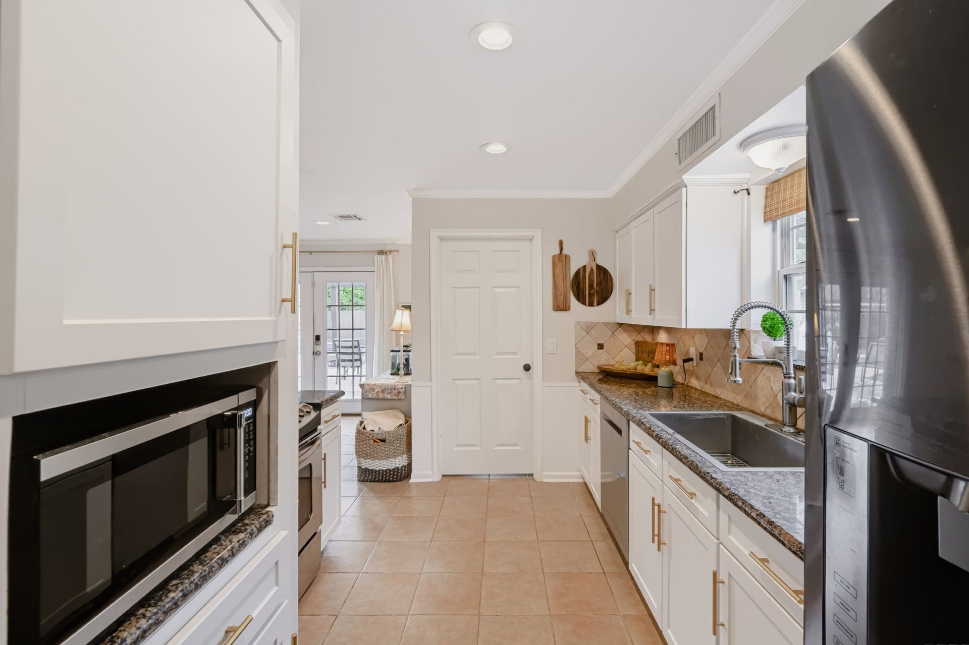 3507 Rolling Green Lane, Missouri City, TX 77459 Galley-style kitchen with ample preparation and storage space.