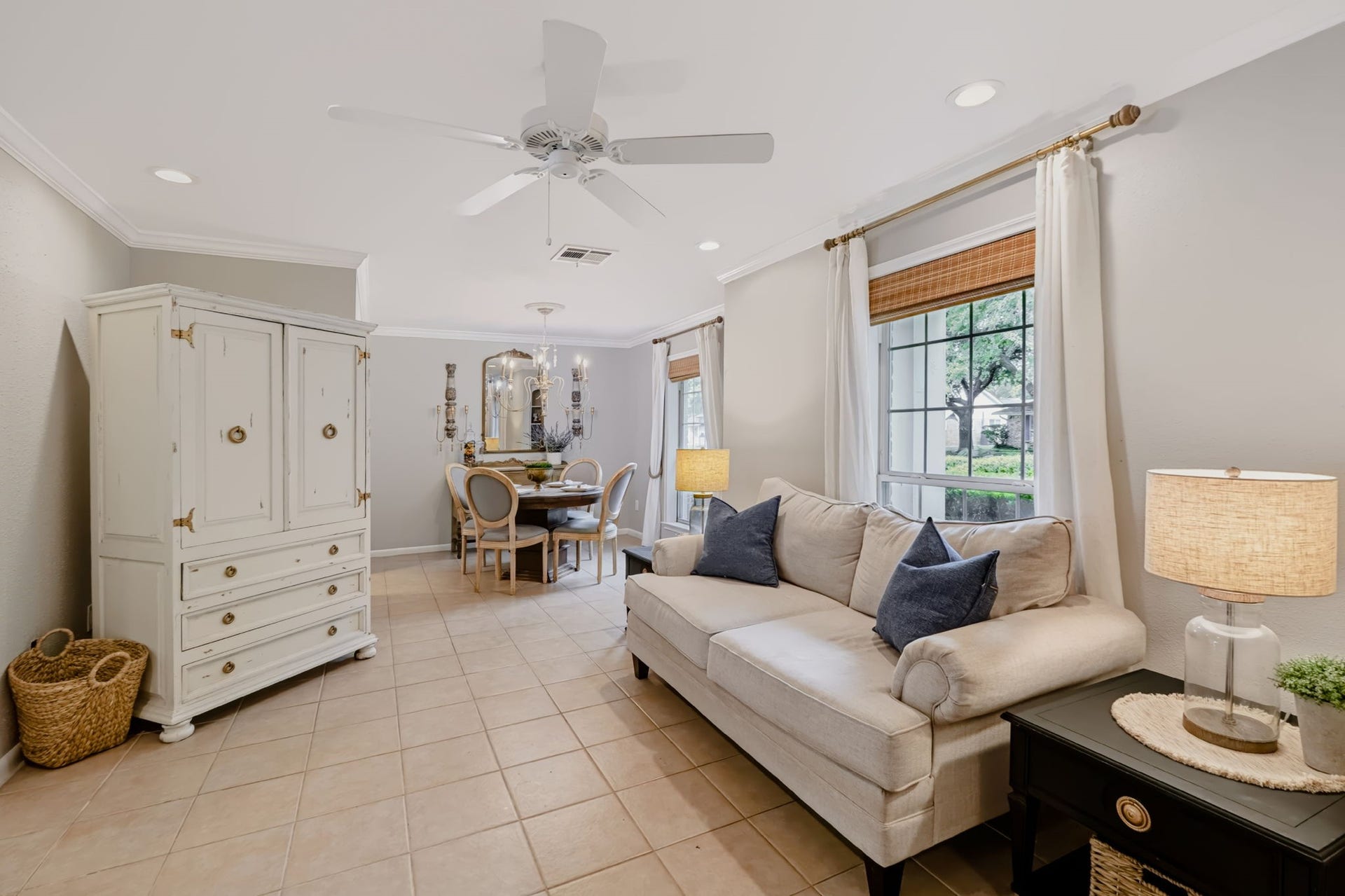 3507 Rolling Green Lane, Missouri City, TX 77459 Versatile living area with generous natural light.