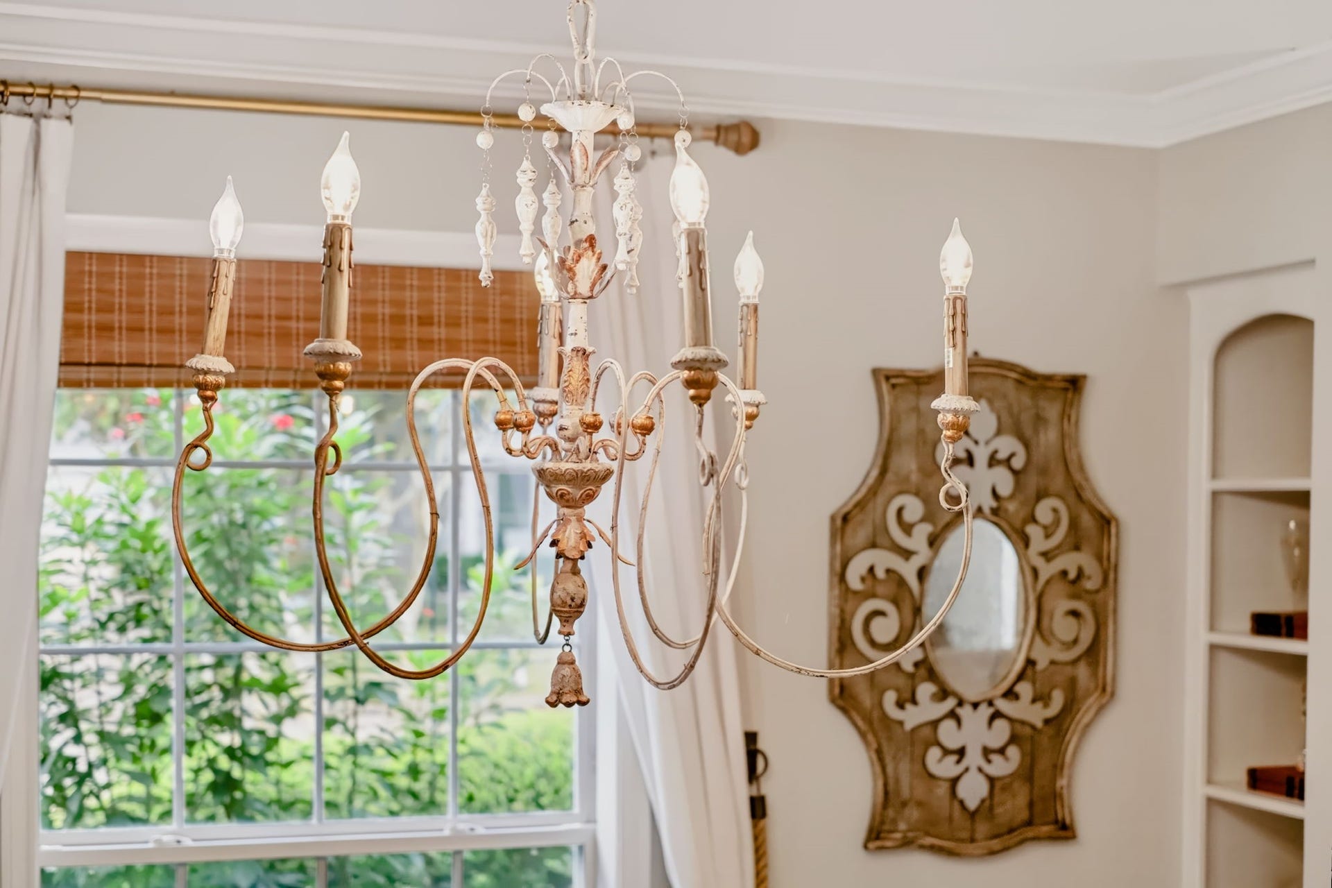 3507 Rolling Green Lane, Missouri City, TX 77459 Stunning updated light fixture adds elegance to the common area.
