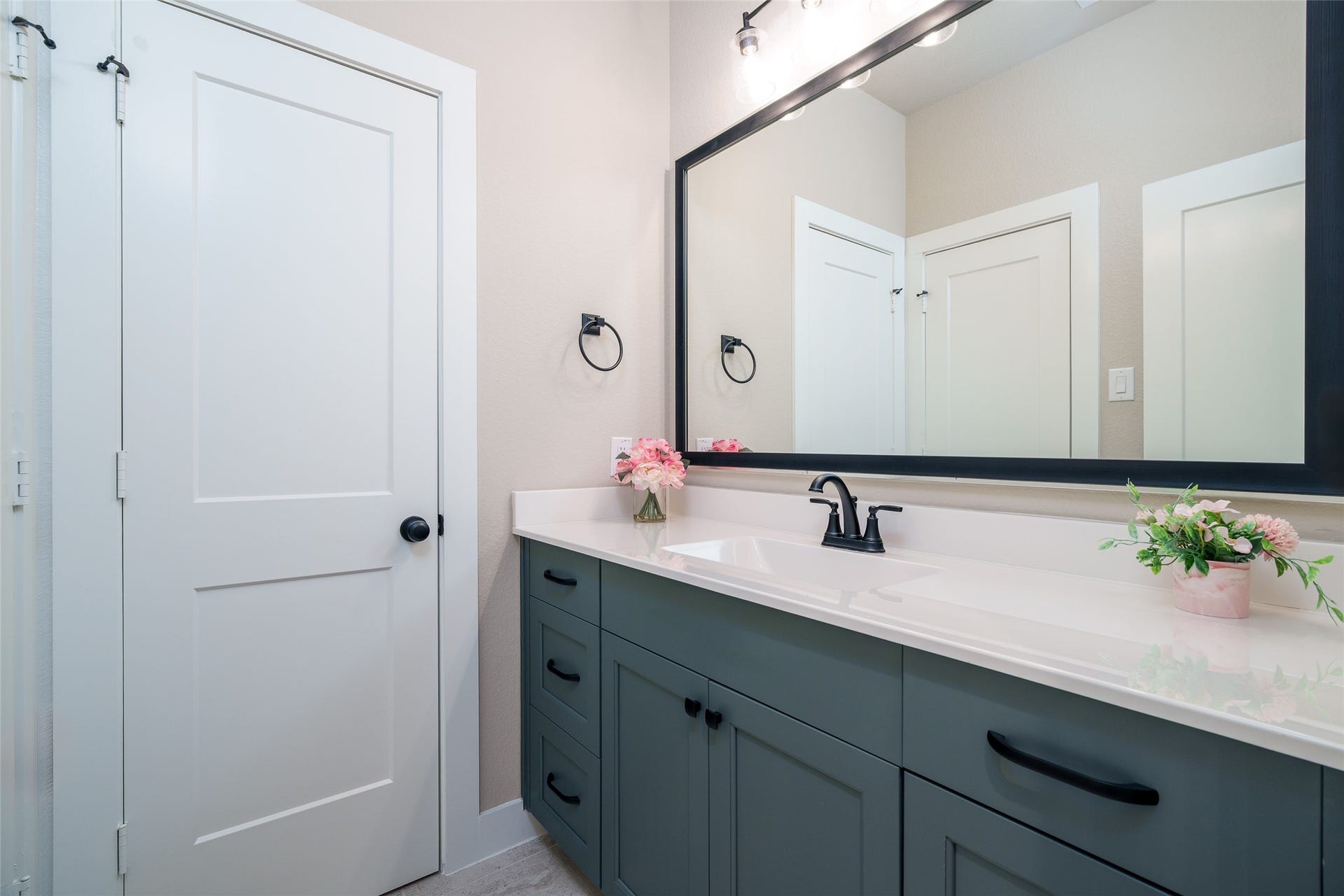 3348 Voda Bend Drive, Katy, TX 77493 This convenient guest feature includes a private sink with easy access to a shared bathroom, offering both comfort and privacy for visitors.