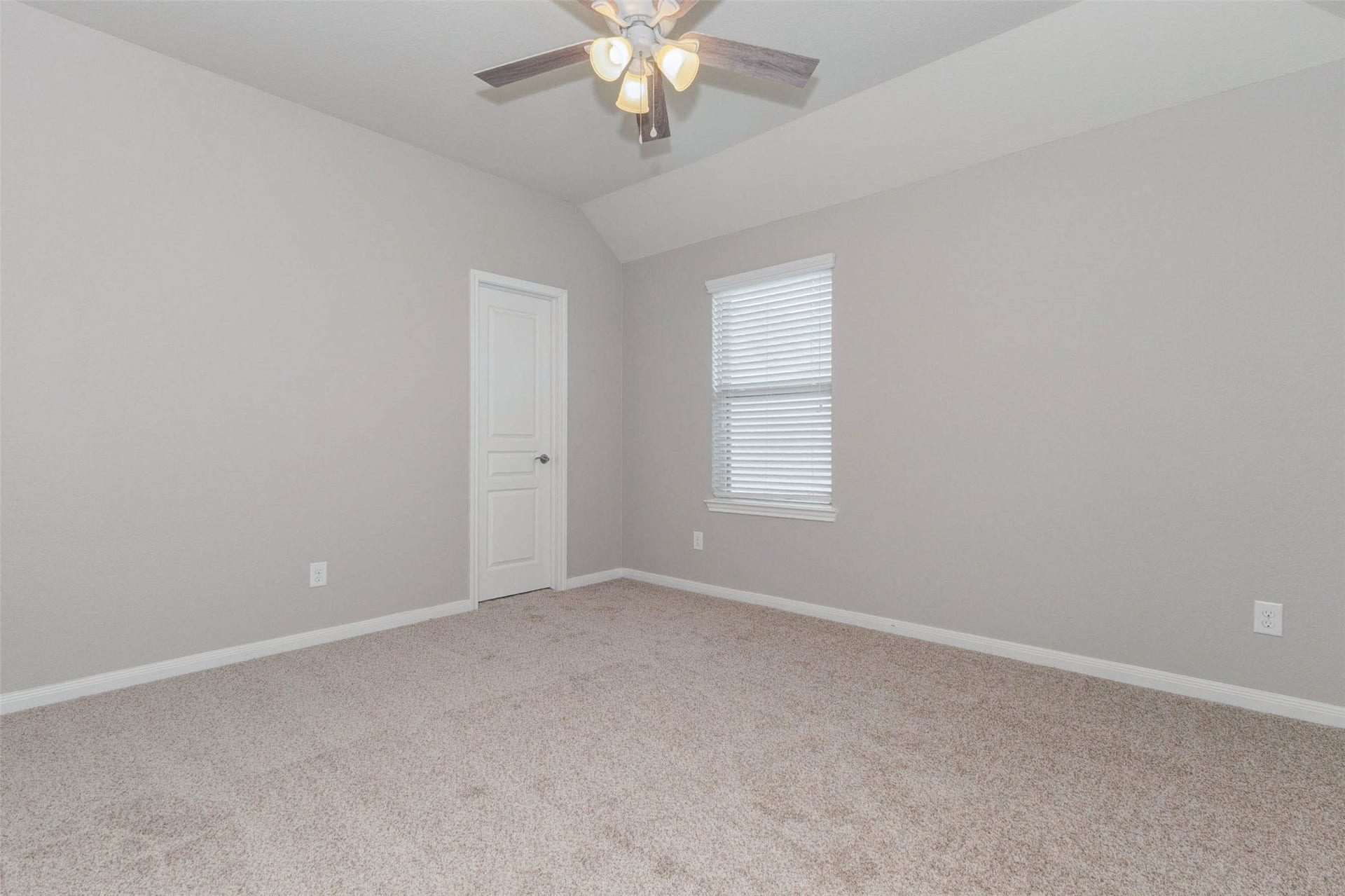 30218 Creekside Drive, Brookshire, TX 77423 The third secondary bedroom upstairs with neutral walls, plush carpeting, and a ceiling fan for comfort. This bedroom is on the other side of the Jack-n-Jill bathroom.