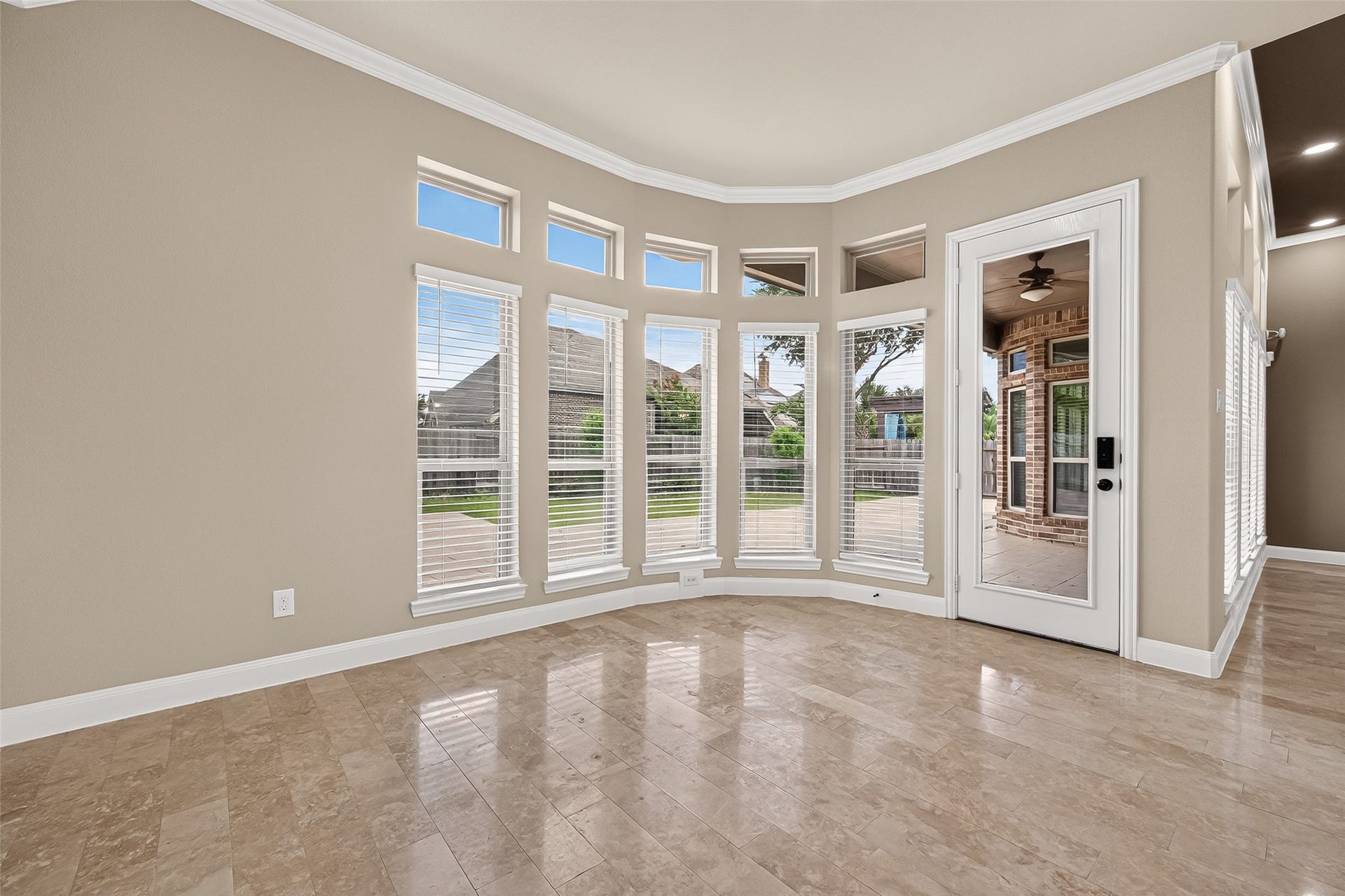 27818 Tamara Branch Lane, Katy, TX 77494 Breakfast Area: The adjoining breakfast area is surrounded by a graceful curved wall of windows overlooking the backyard.