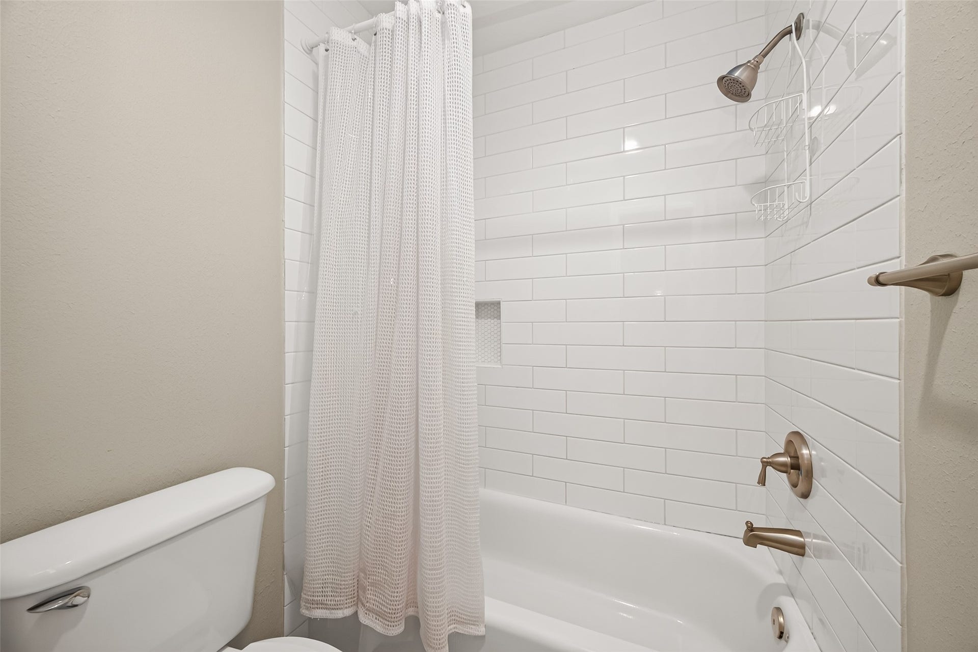 1122 Daria Drive, Houston, TX 77079 Jack and Jill bathroom has a separate tub/shower and toilet.
