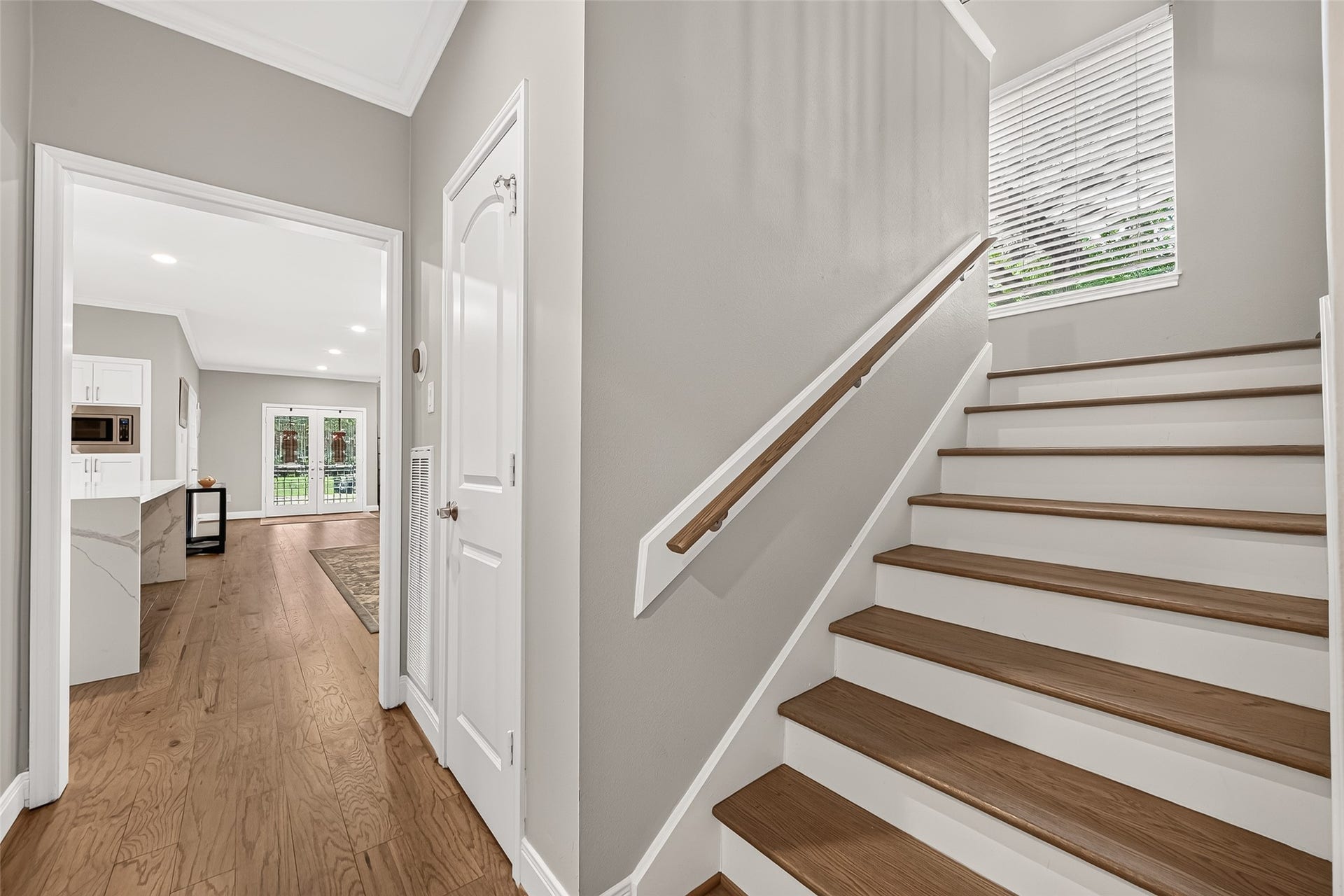 1122 Daria Drive, Houston, TX 77079 Let's go upstairs!