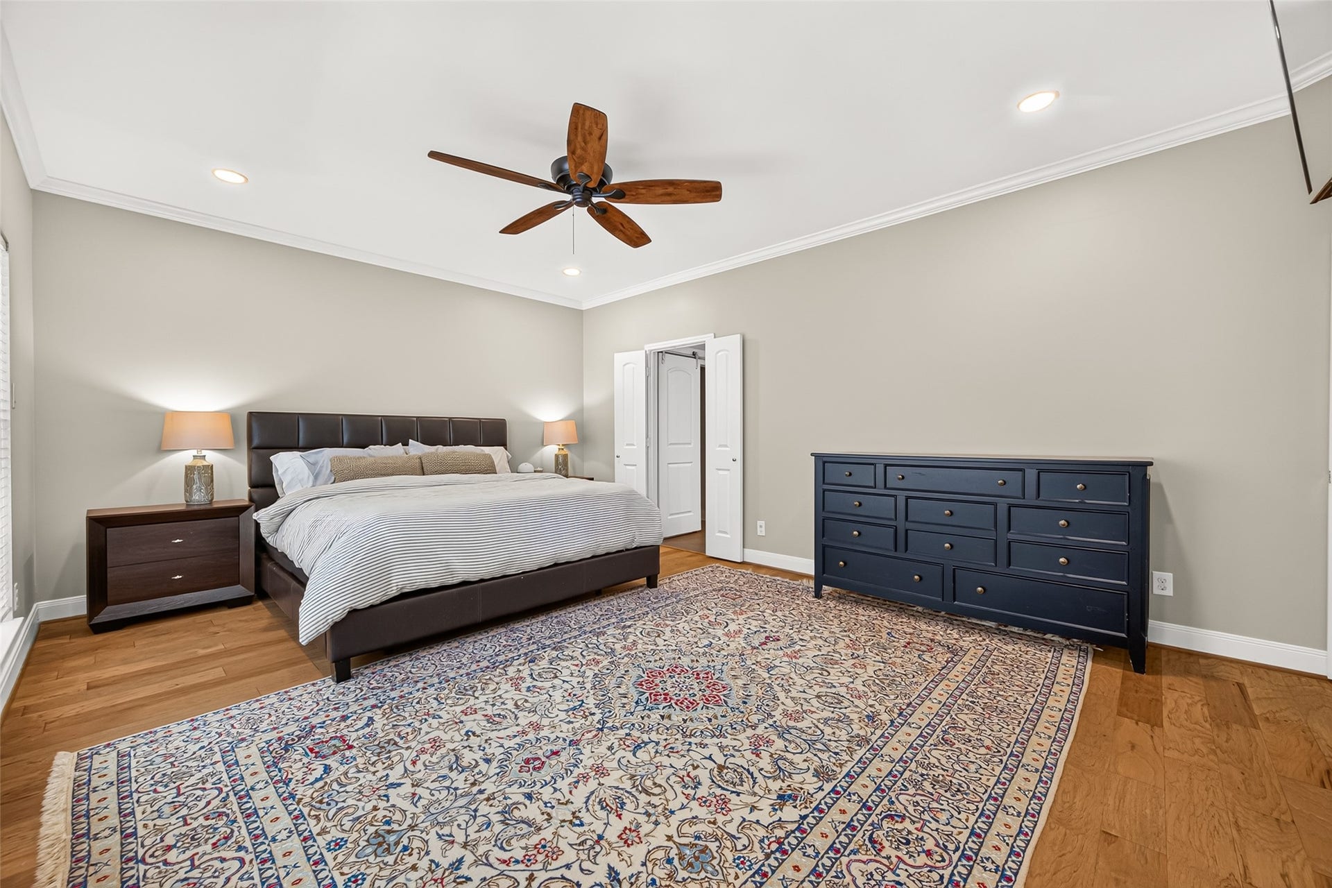 1122 Daria Drive, Houston, TX 77079 Primary bedroom is on the first floor.