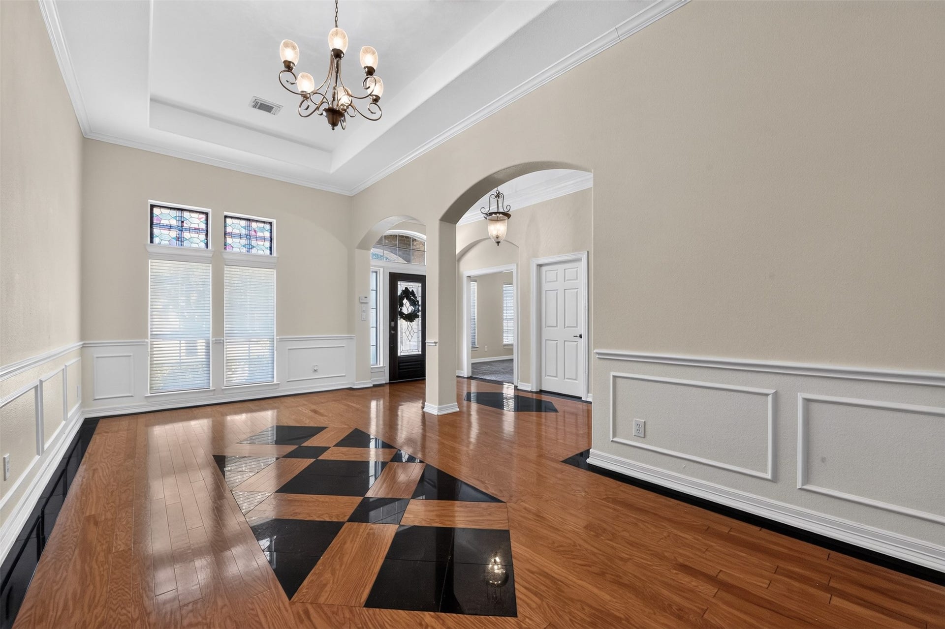 12009 Cedar Creek Drive, Pearland, TX 77584 A perfect place to enjoy the company of family and friends around great meals!