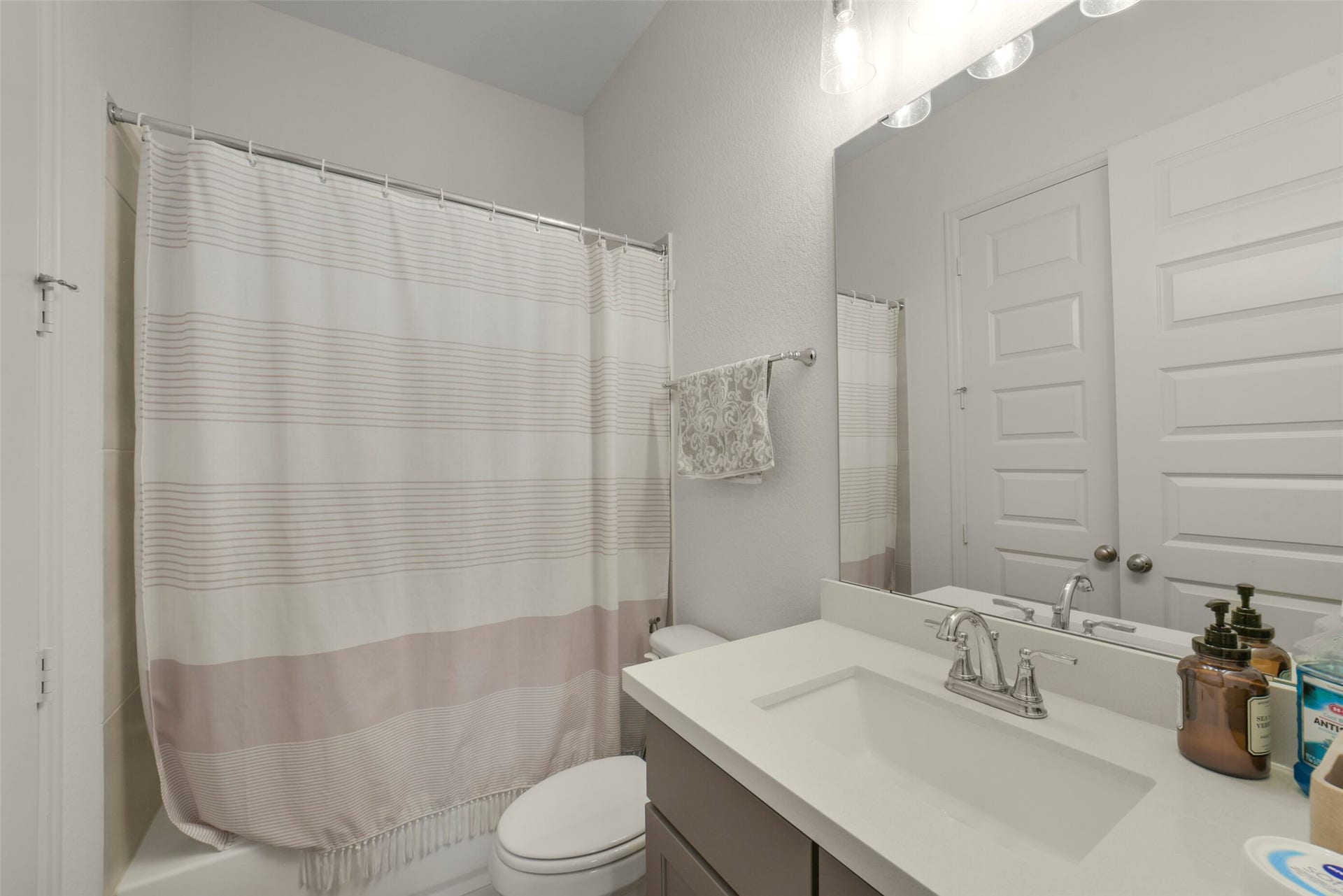 1910 Longcroft Lane, Katy, TX 77493 Well appointed secondary bathroom with modern finishes.