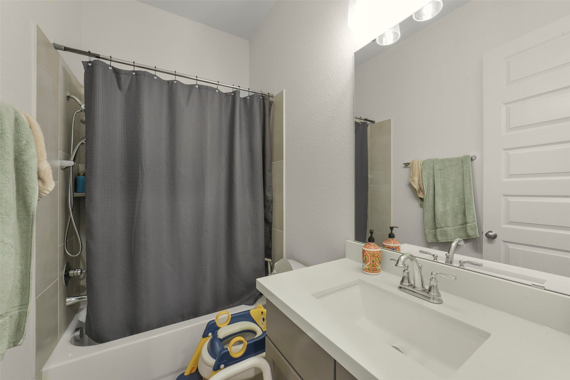 1910 Longcroft Lane, Katy, TX 77493 Convenient full bath easily serves guests and family.
