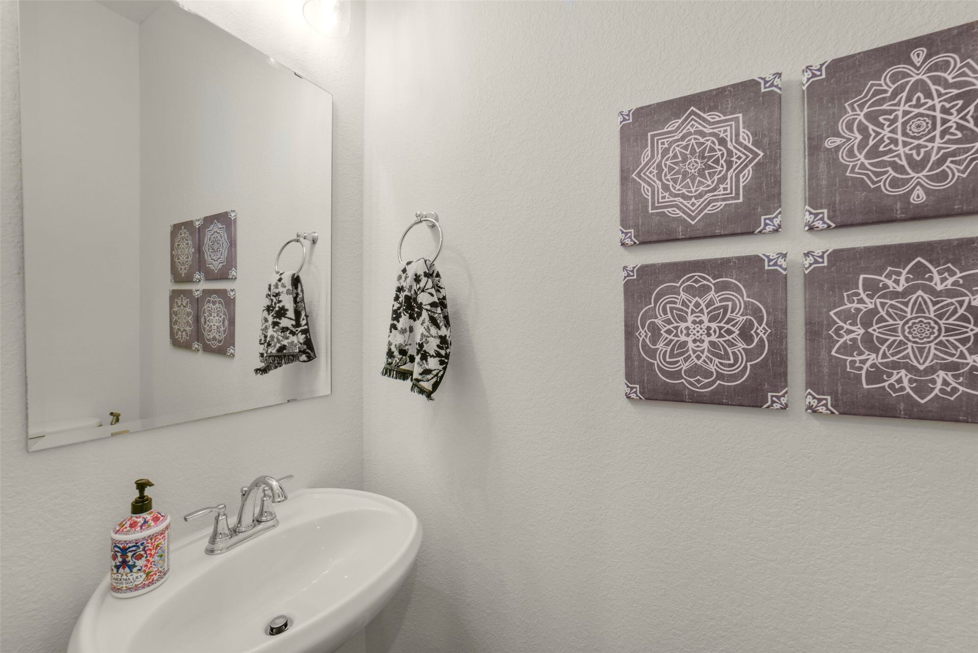 1910 Longcroft Lane, Katy, TX 77493 Conveniently located half bath is perfect for guests and everyday use.