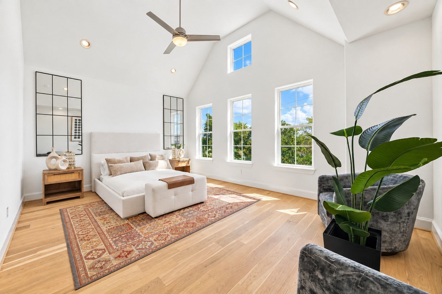 2743 Providence Street, Houston, TX 77020 Bright, spacious primary suite features HIGH ceilings, abundant light, and real wood floors.