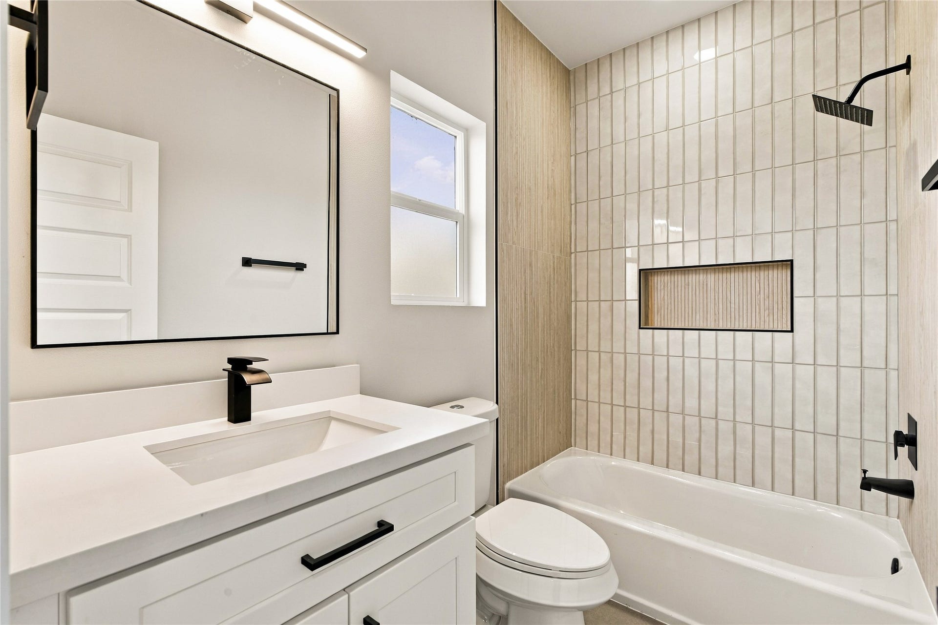 4717 Branch Street, Houston, TX 77021 Sparkling full bath pristine secondary bath complete with custom tilework and deep soaking tub.