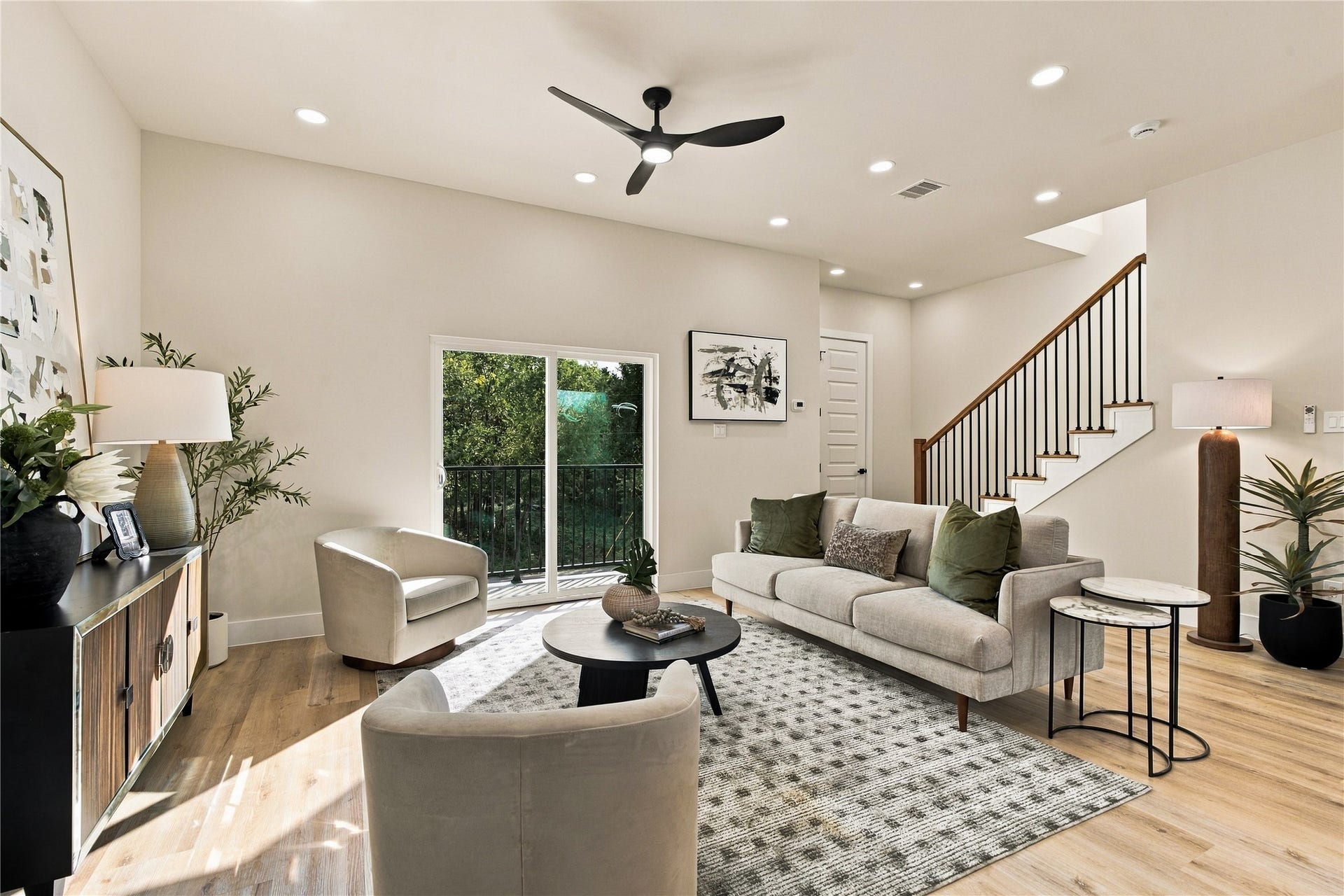 4717 Branch Street, Houston, TX 77021 Easy layout connection main floor living zone connecting smoothly to the upper rest quarters and balcony.