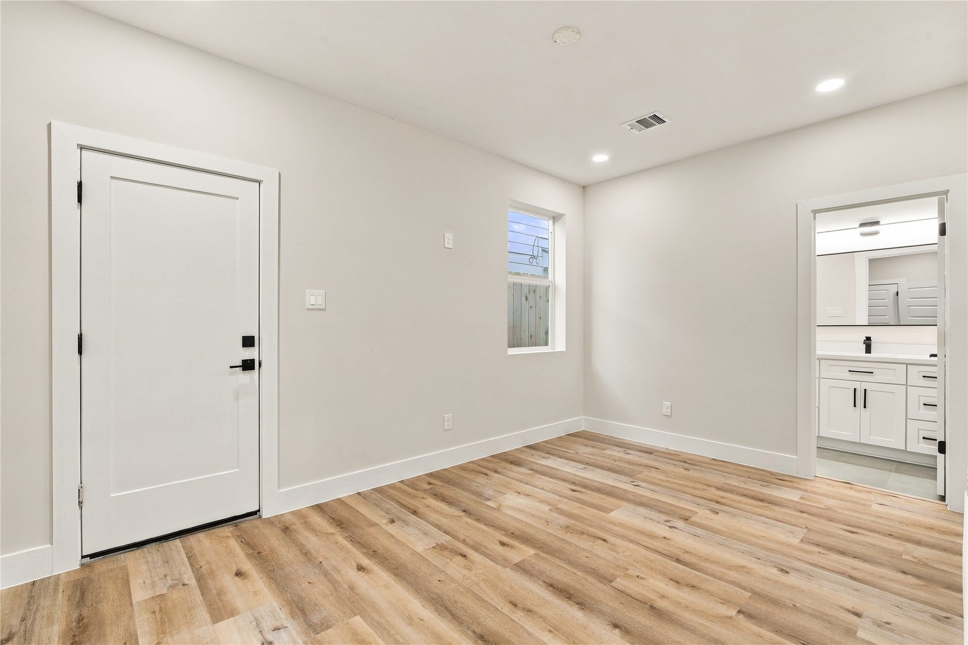 4717 Branch Street, Houston, TX 77021 Versatile ground-floor suite perfect setup for a quiet home office, private guest quarters, or personal gym.